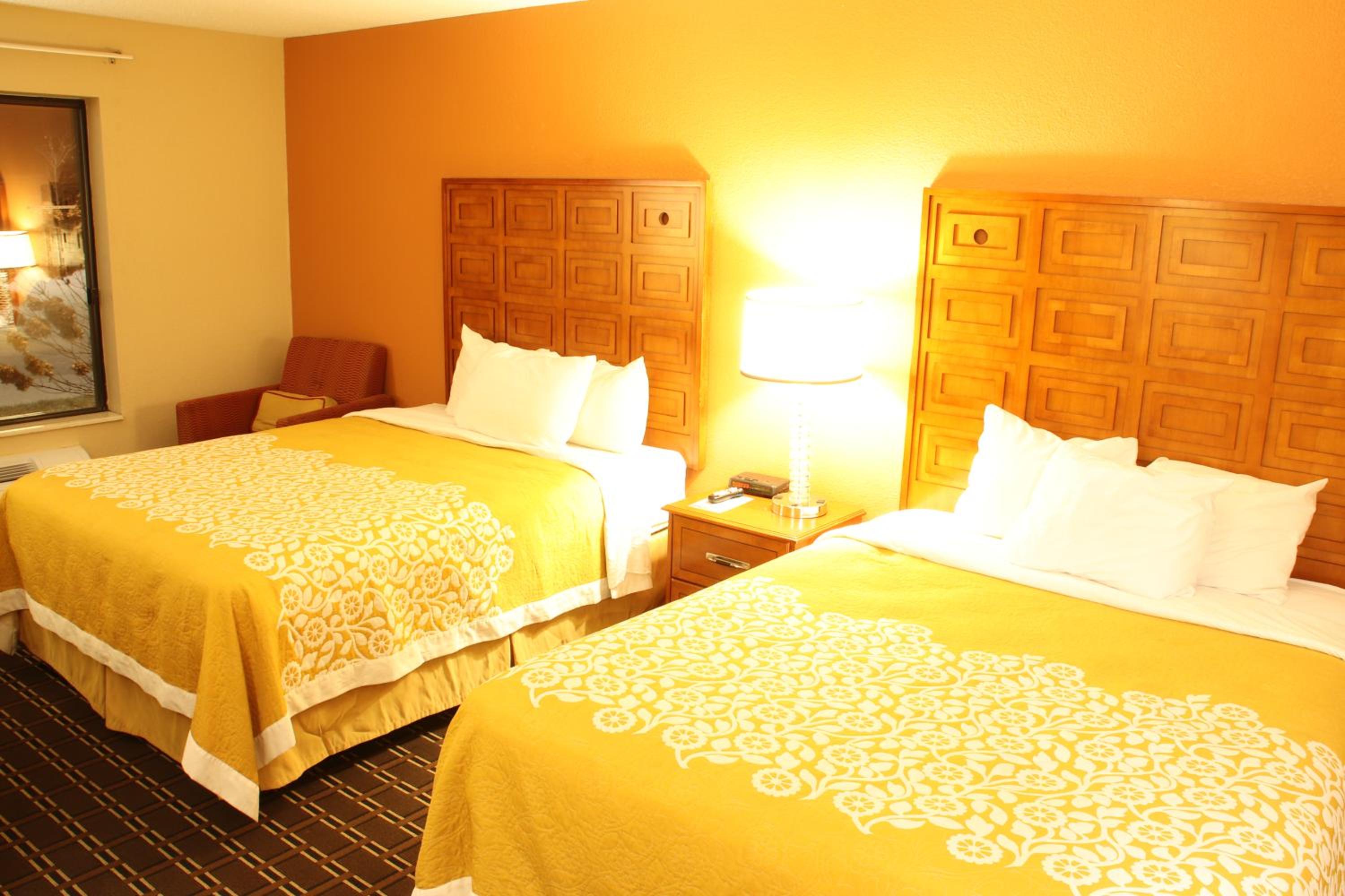 Queen Room with Two Queen Beds - Non-Smoking - Photo 5