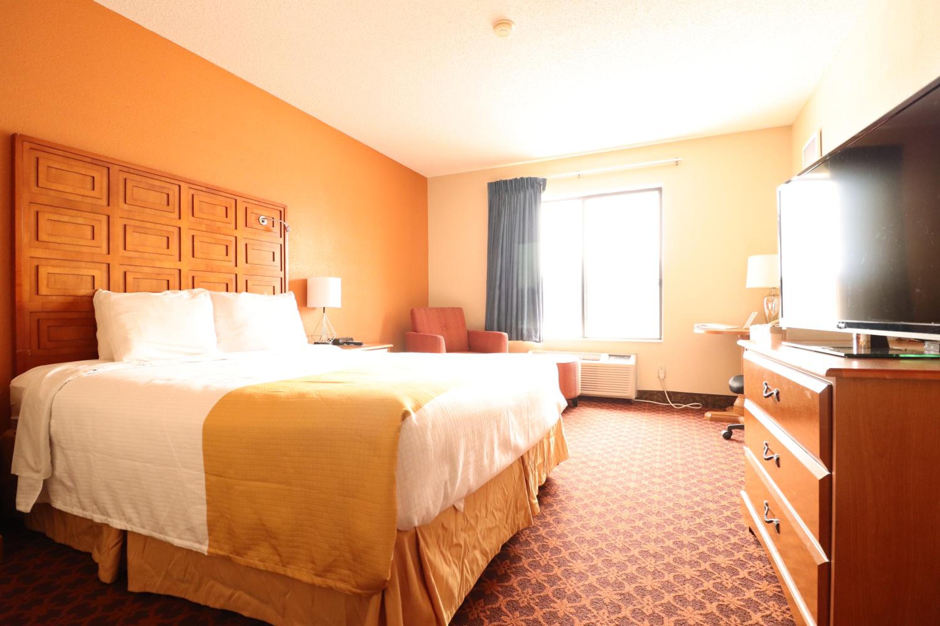 Queen Room with Bath Tub - Mobility Accessible/Non-Smoking - Photo 3