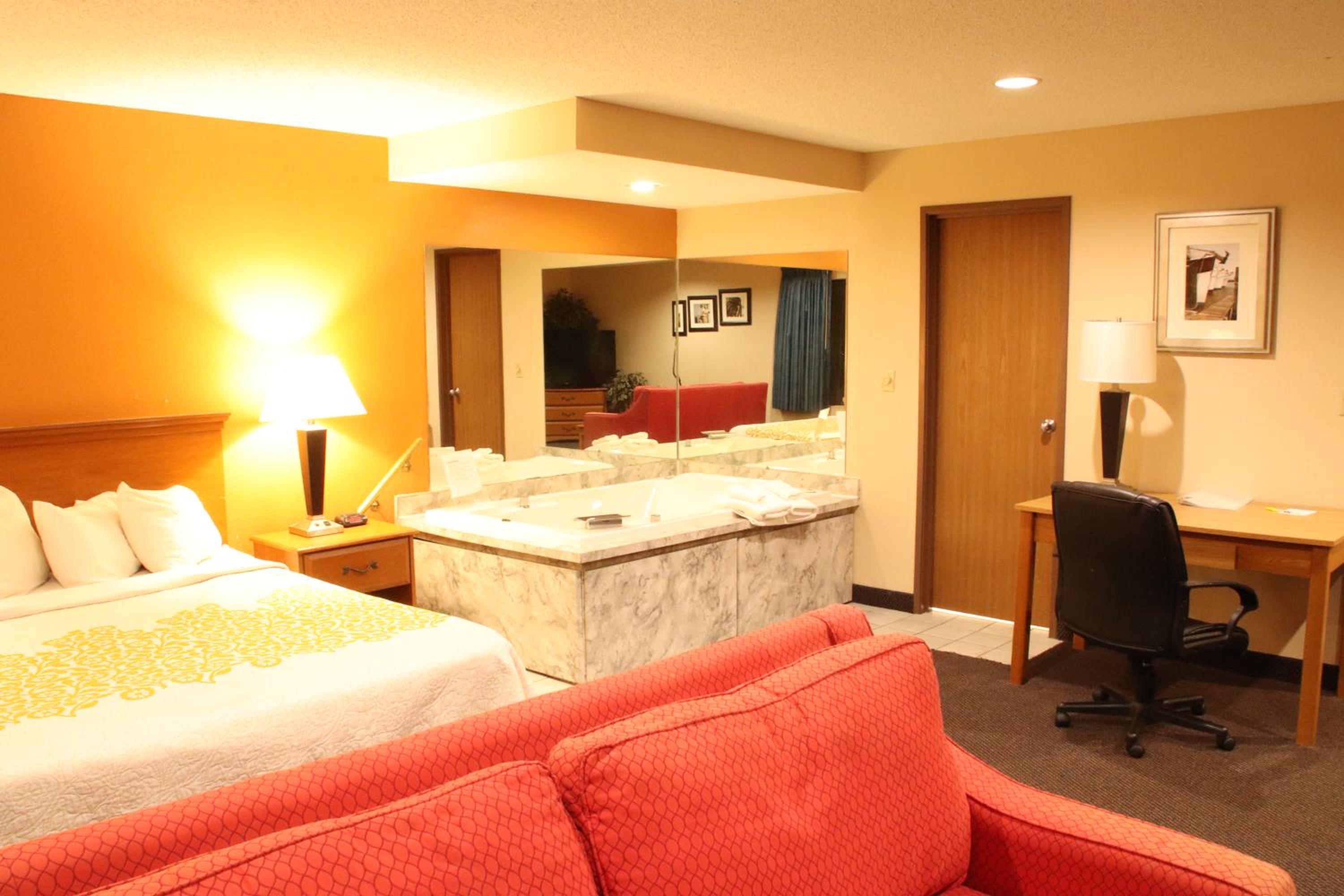 King Studio Suite with Jetted Tub - Non-Smoking - Photo 2