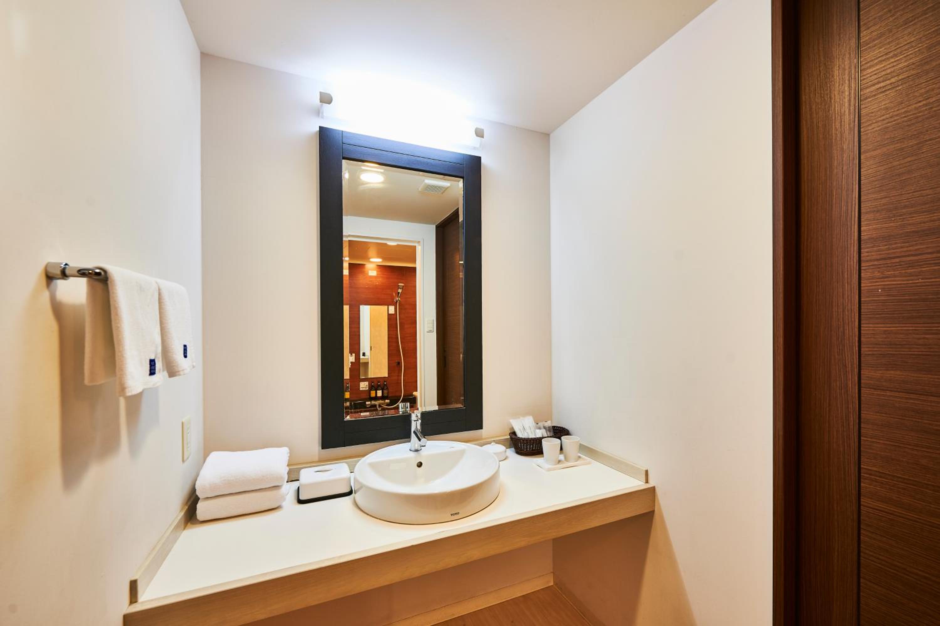 Standard Twin Room on Upper Floor(7-11F) with Terrace 31㎡ - Sea view- Tower Building photo 2