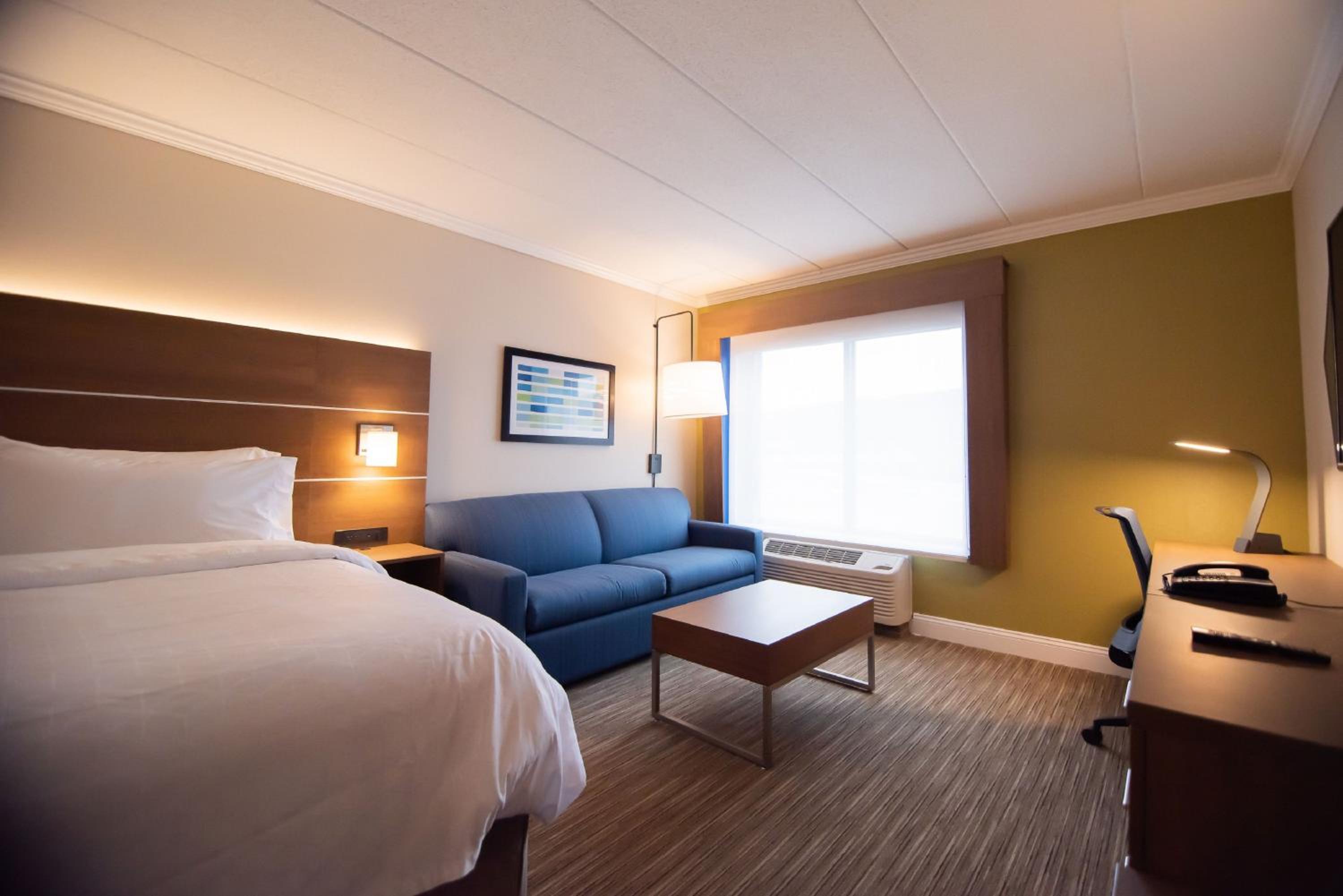 Standard King Room with Sofa Bed - Photo 2