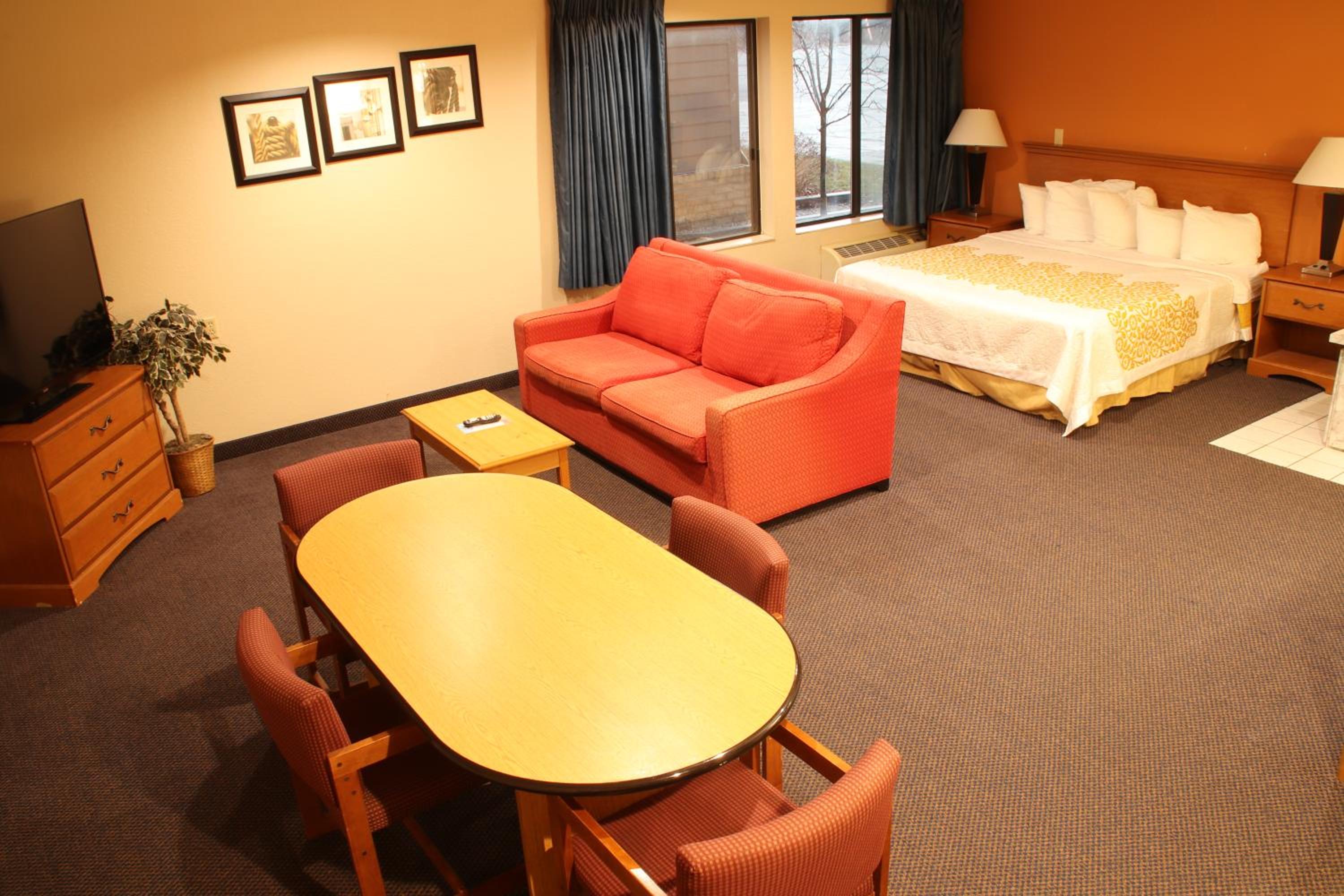 King Studio Suite with Jetted Tub - Non-Smoking - Photo 6
