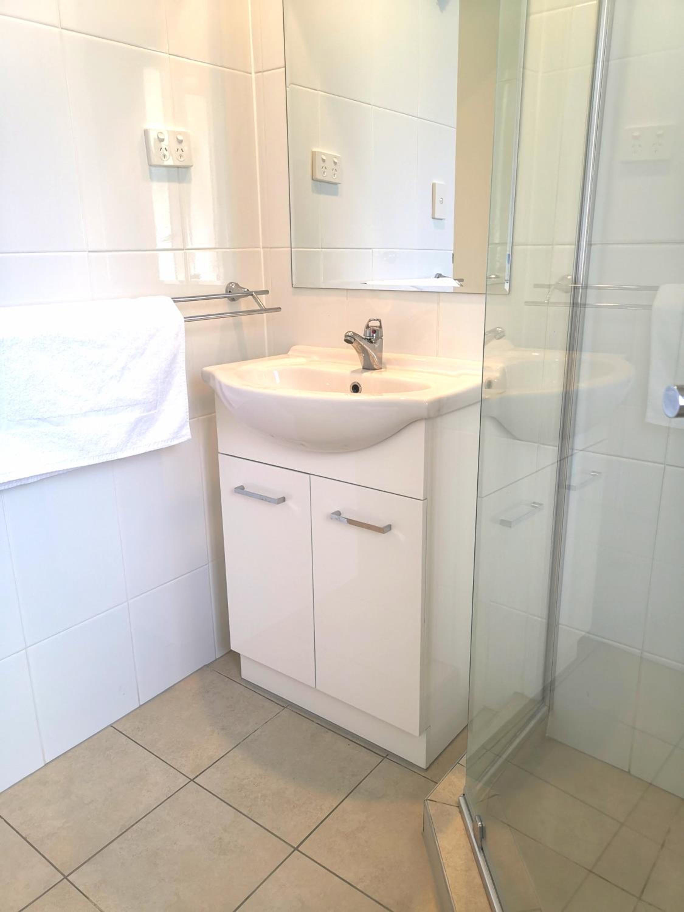 Deluxe One-Bedroom Apartment - Lakefront