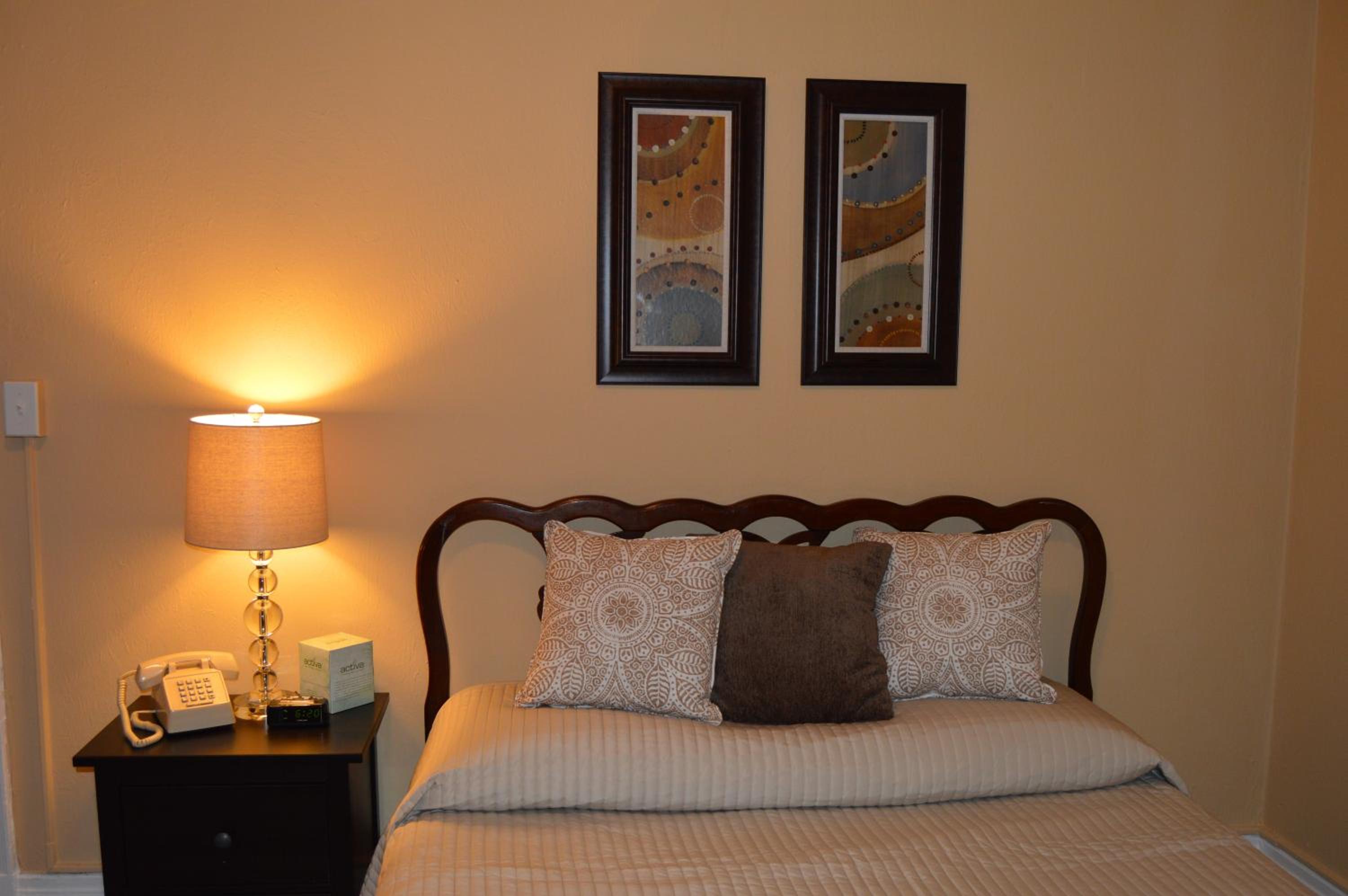 Deluxe Queen Room - Photo 9