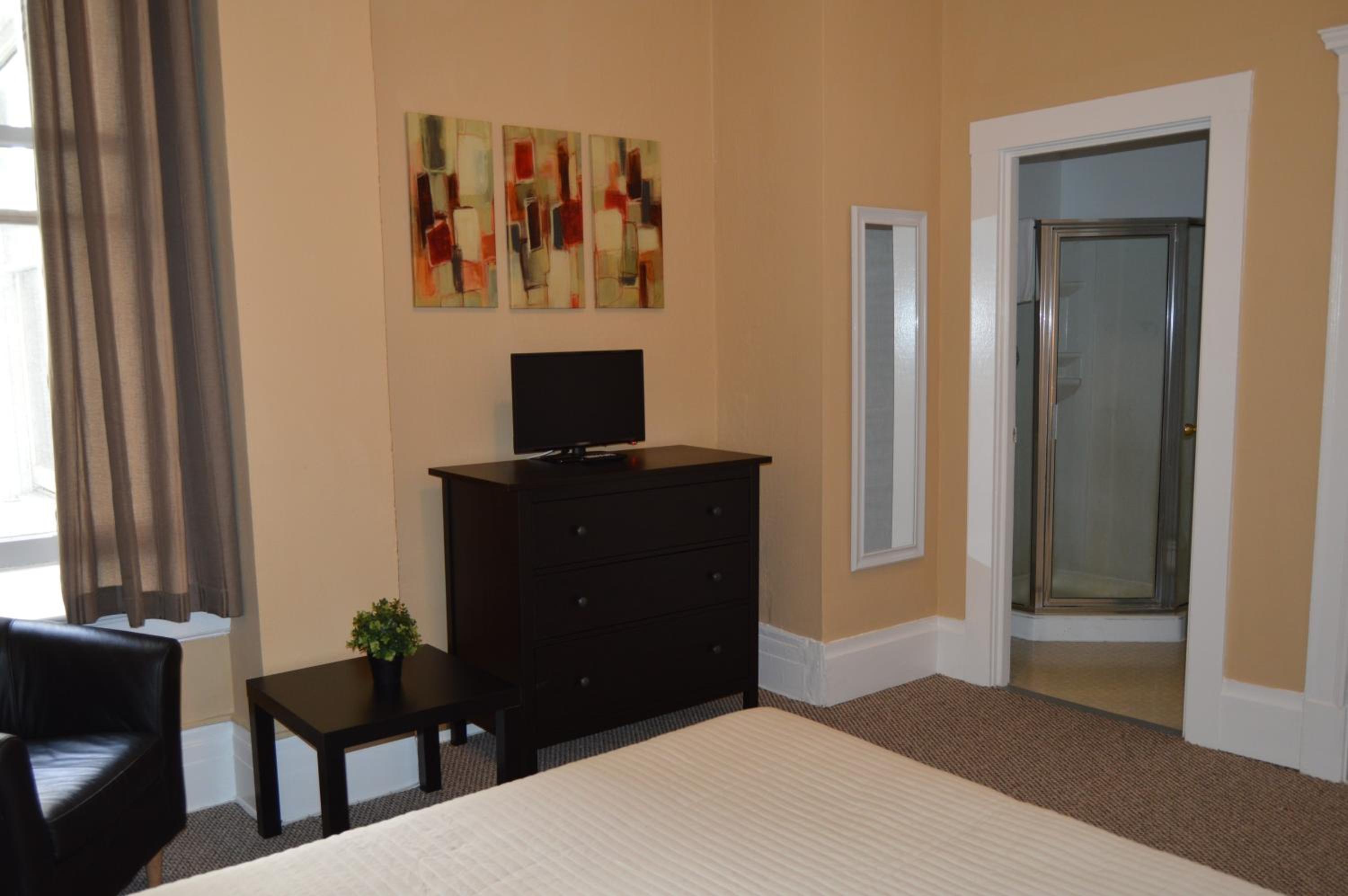 Deluxe Queen Room - Photo 8