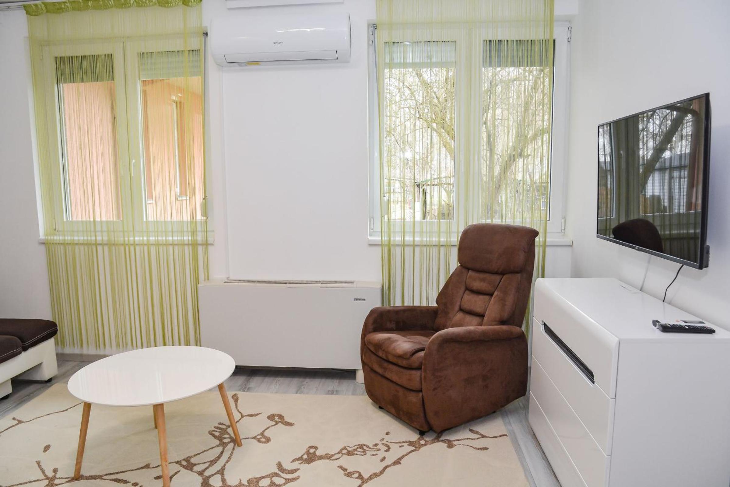 One-Bedroom Apartment photo 1