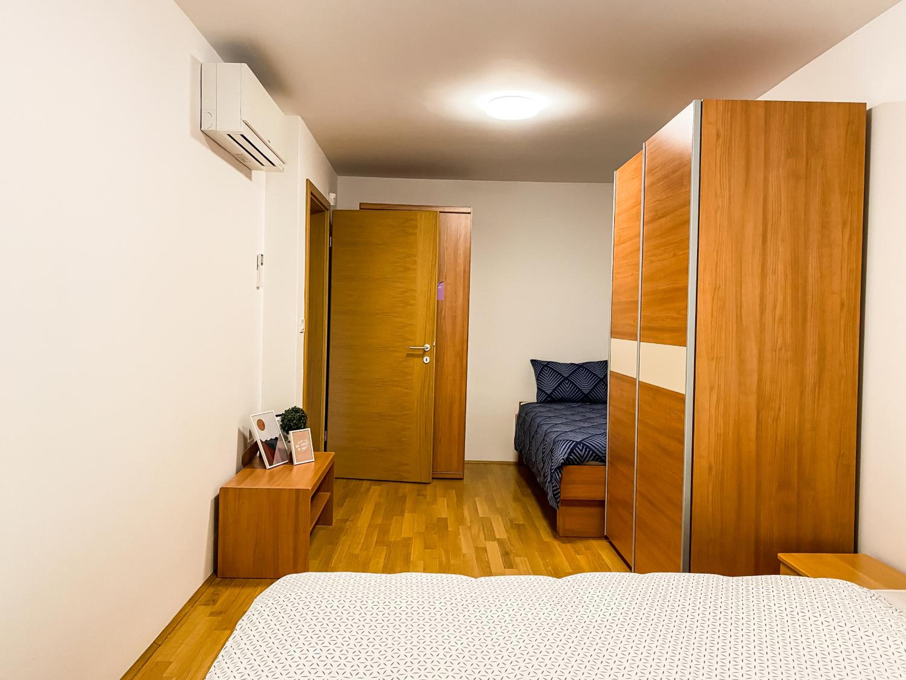 Superior Three - Bedroom Apartment with Balcony and Lake View photo 2
