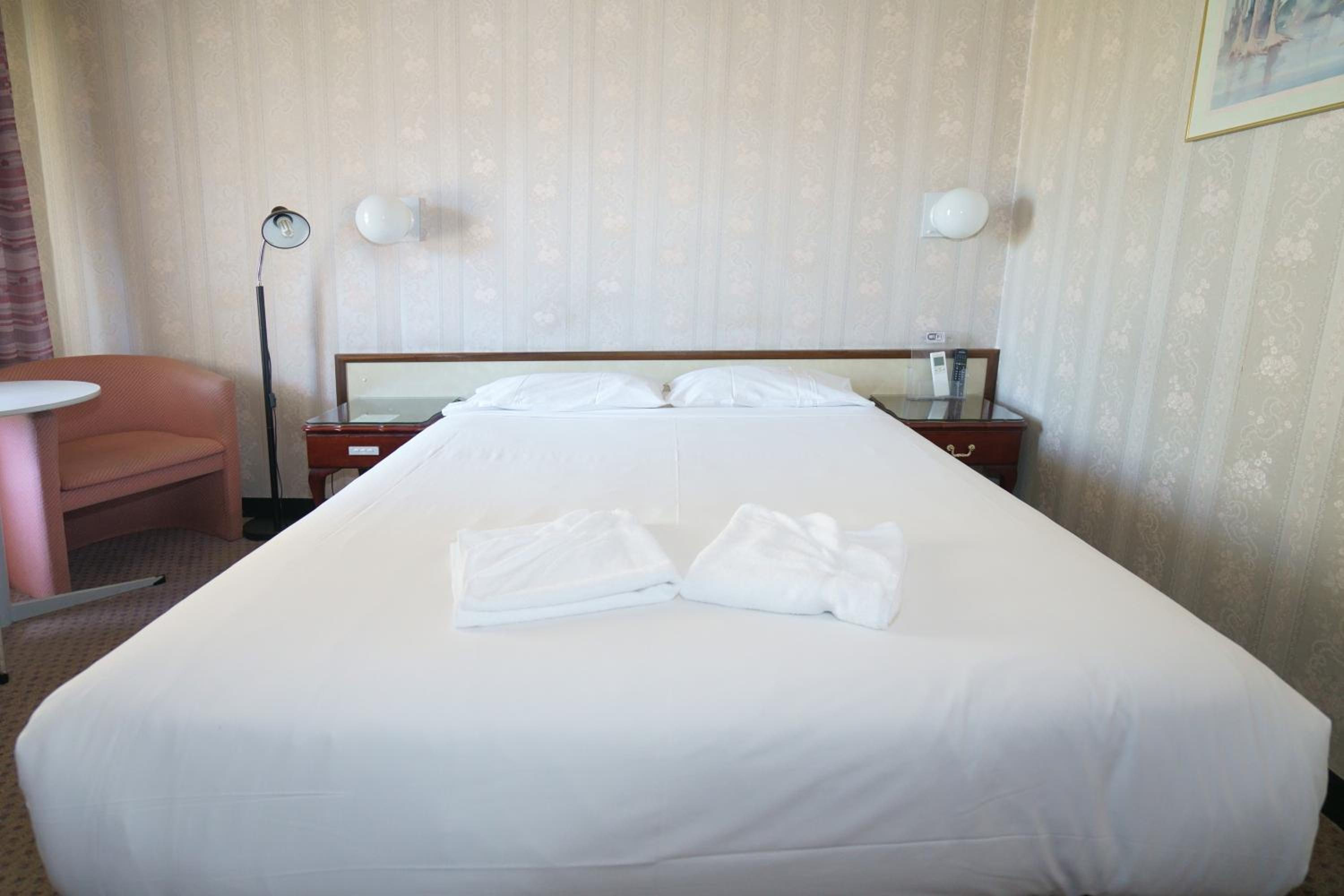 Queen Room photo 1