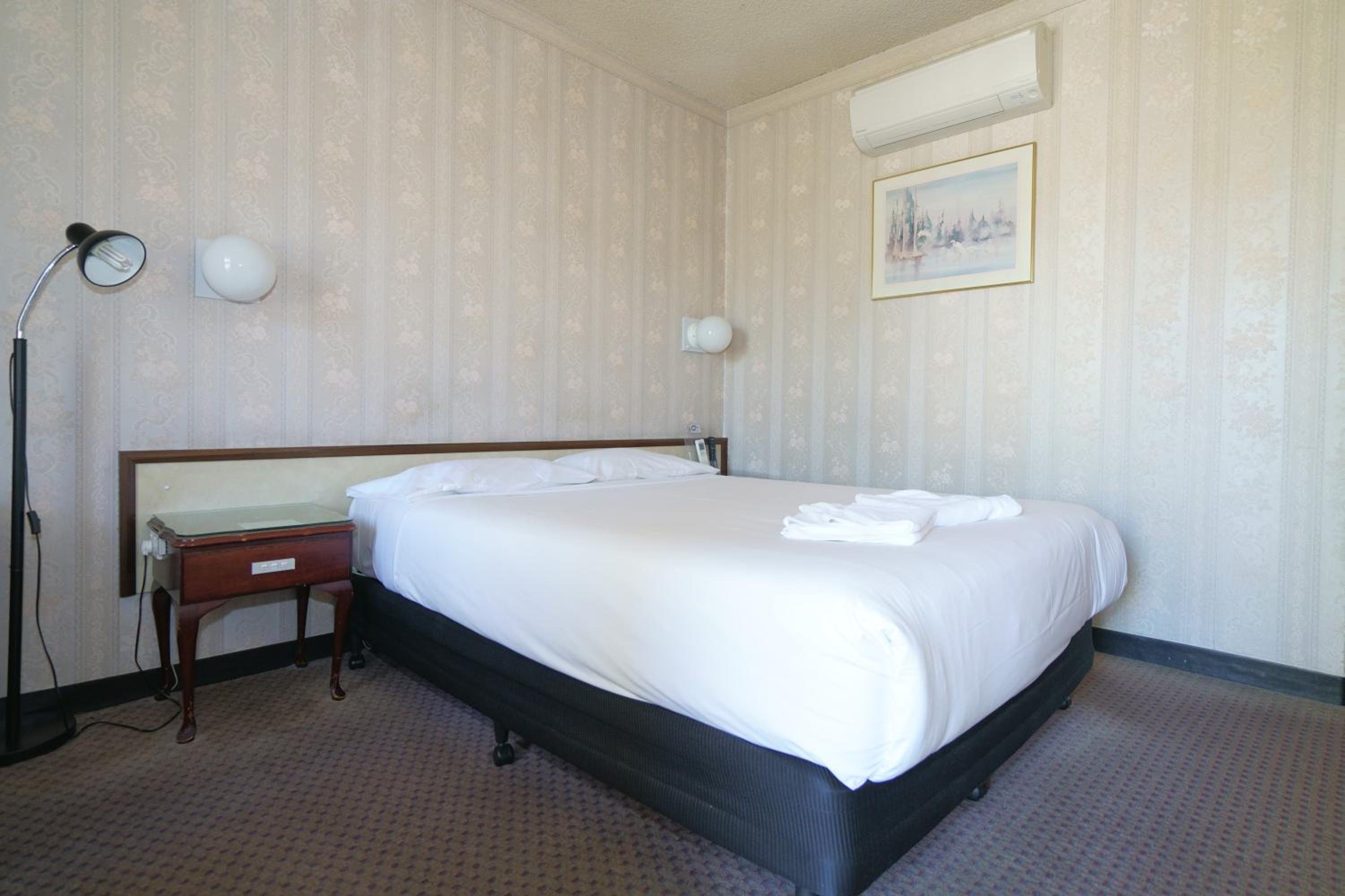 Queen Room photo 2