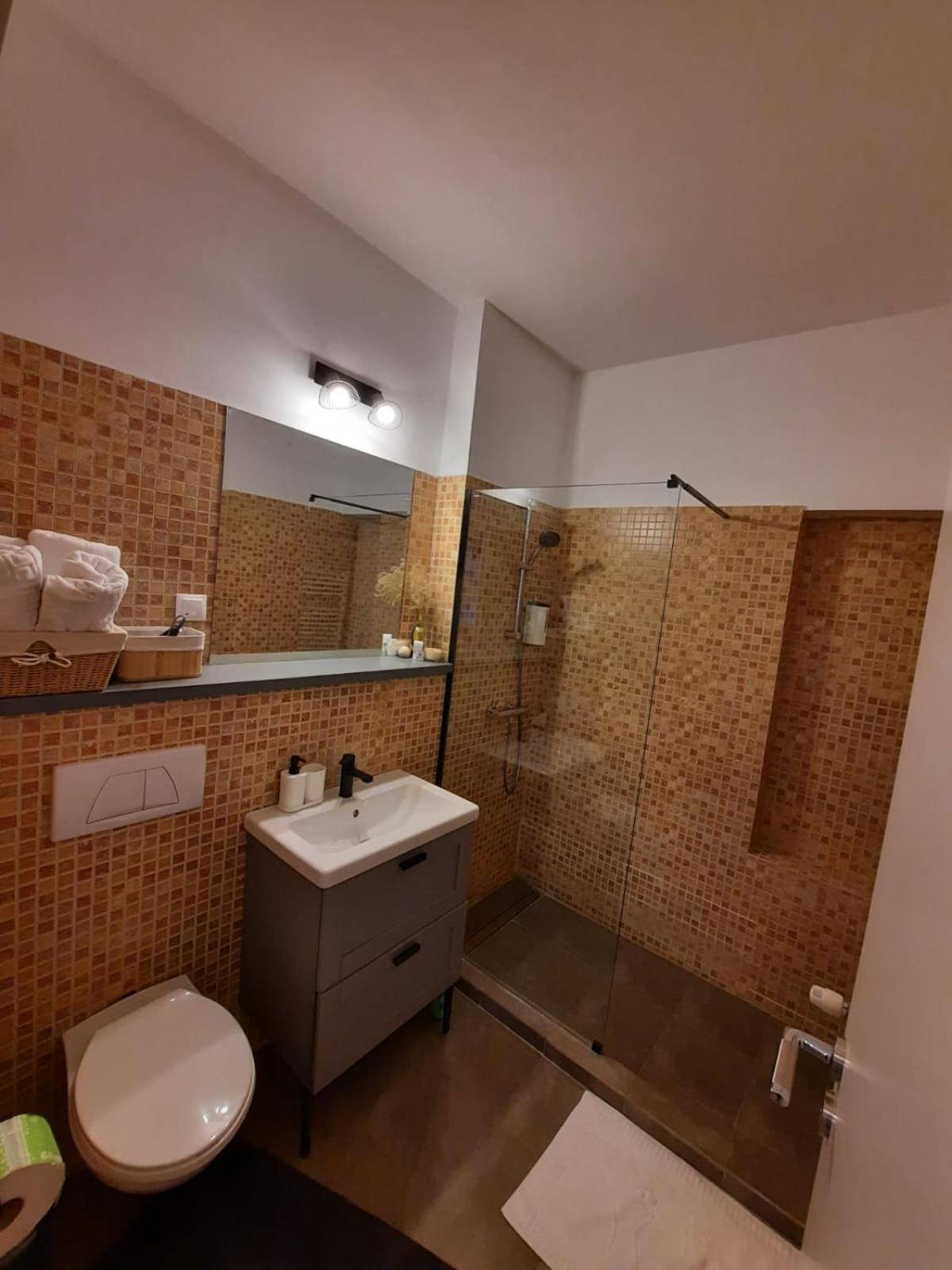 One-Bedroom Apartment - Photo 5