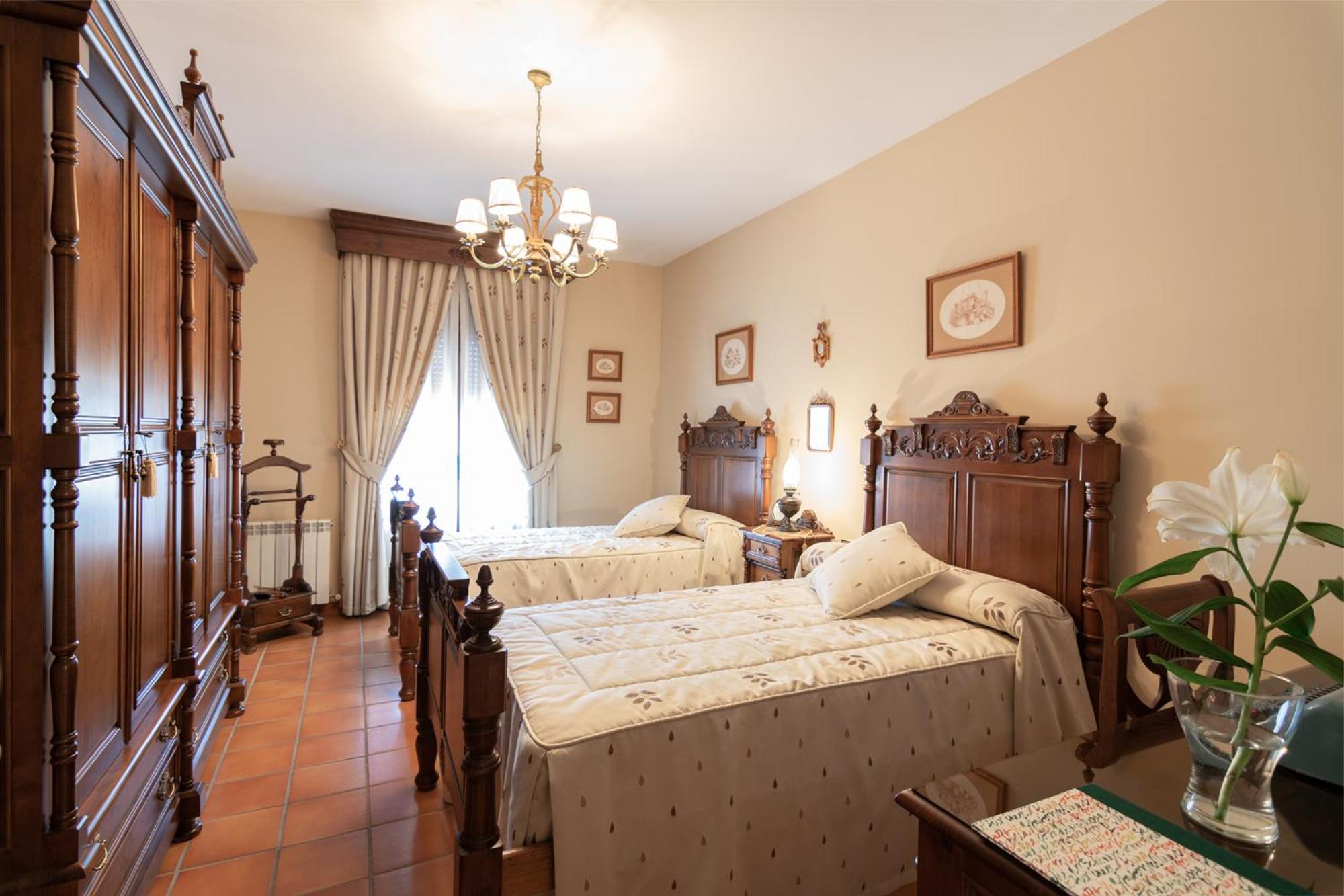 Five-Bedroom House photo 3