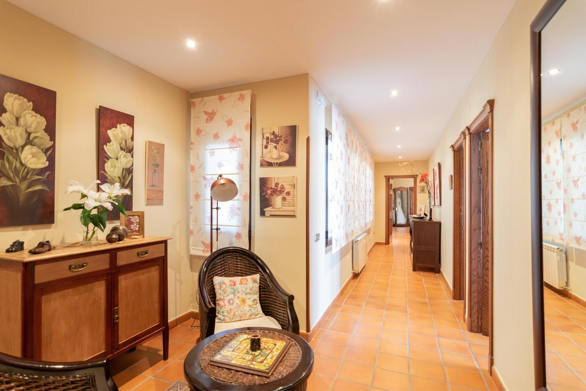 Five-Bedroom House photo 2