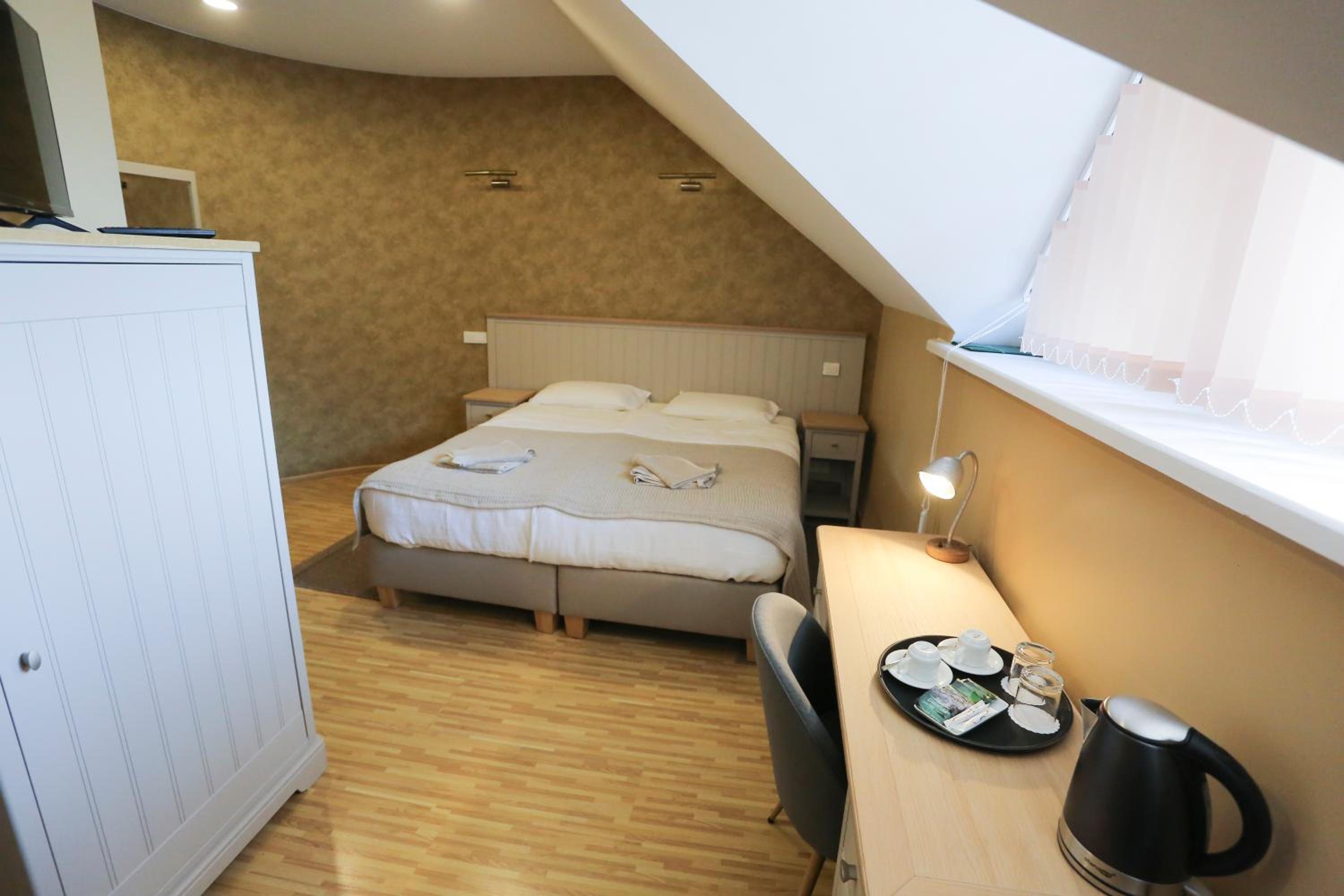 Double or Twin Room with Extra Bed photo 2