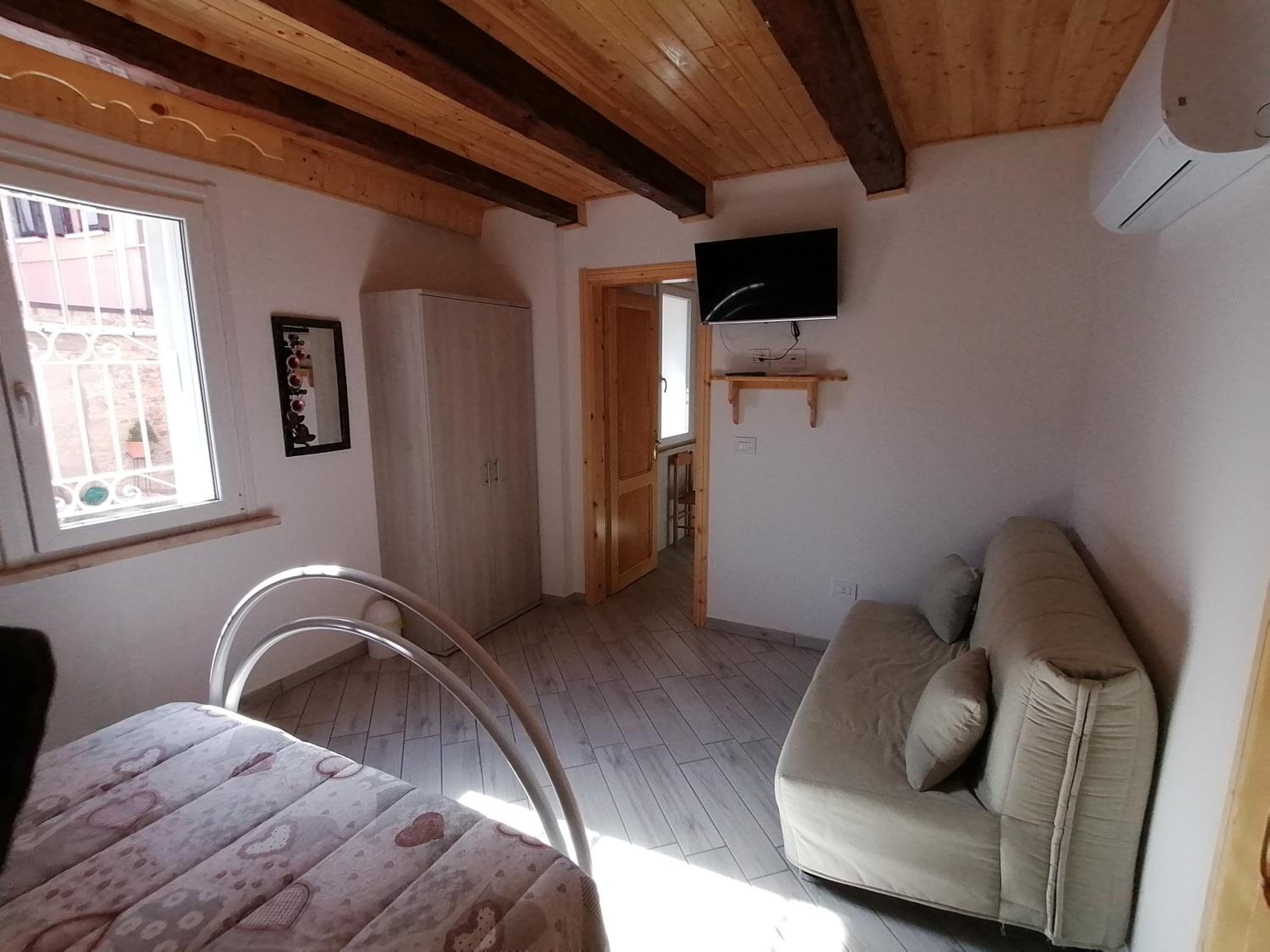 Large Double Room - Photo 2
