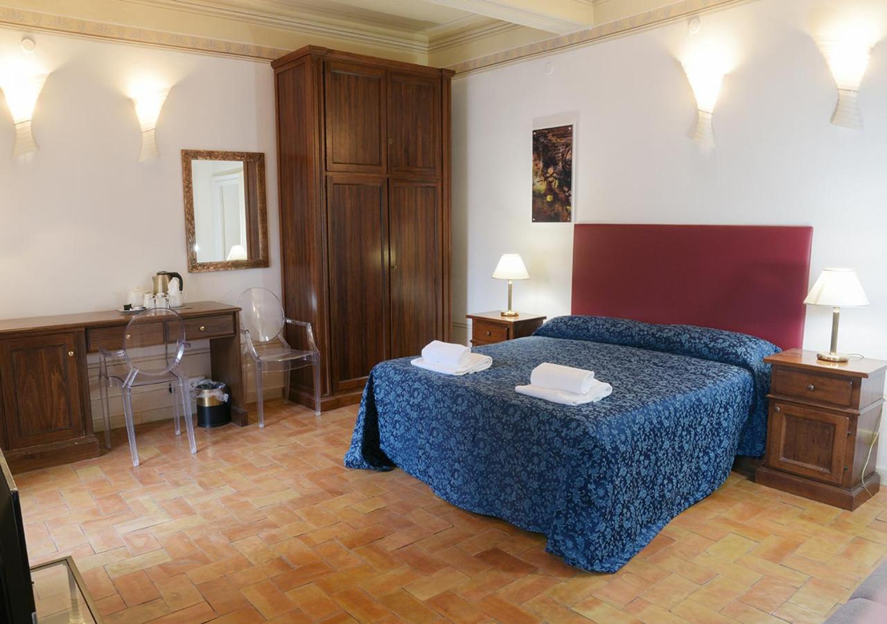 Deluxe Suite with City View photo 3