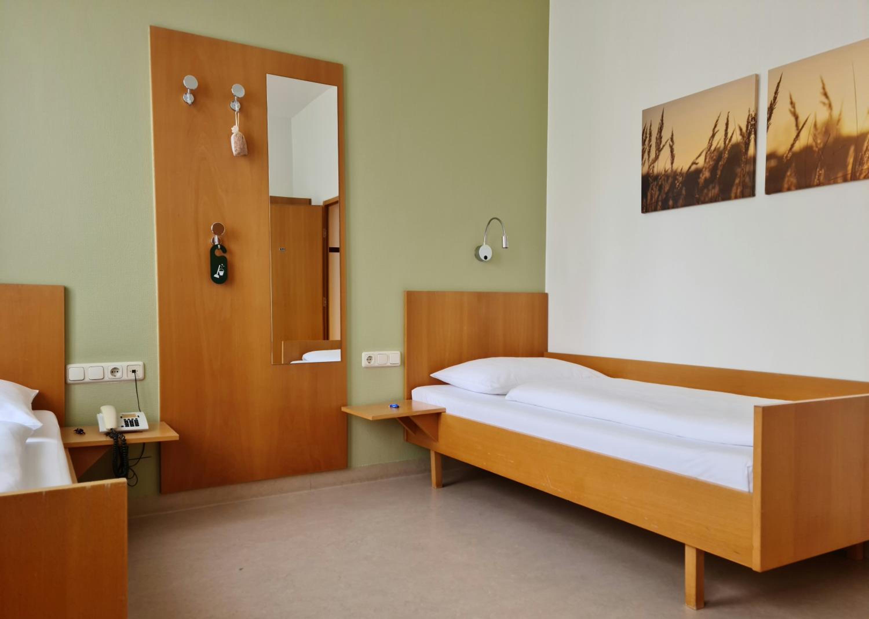 Twin Room - Disability Access - Photo 1