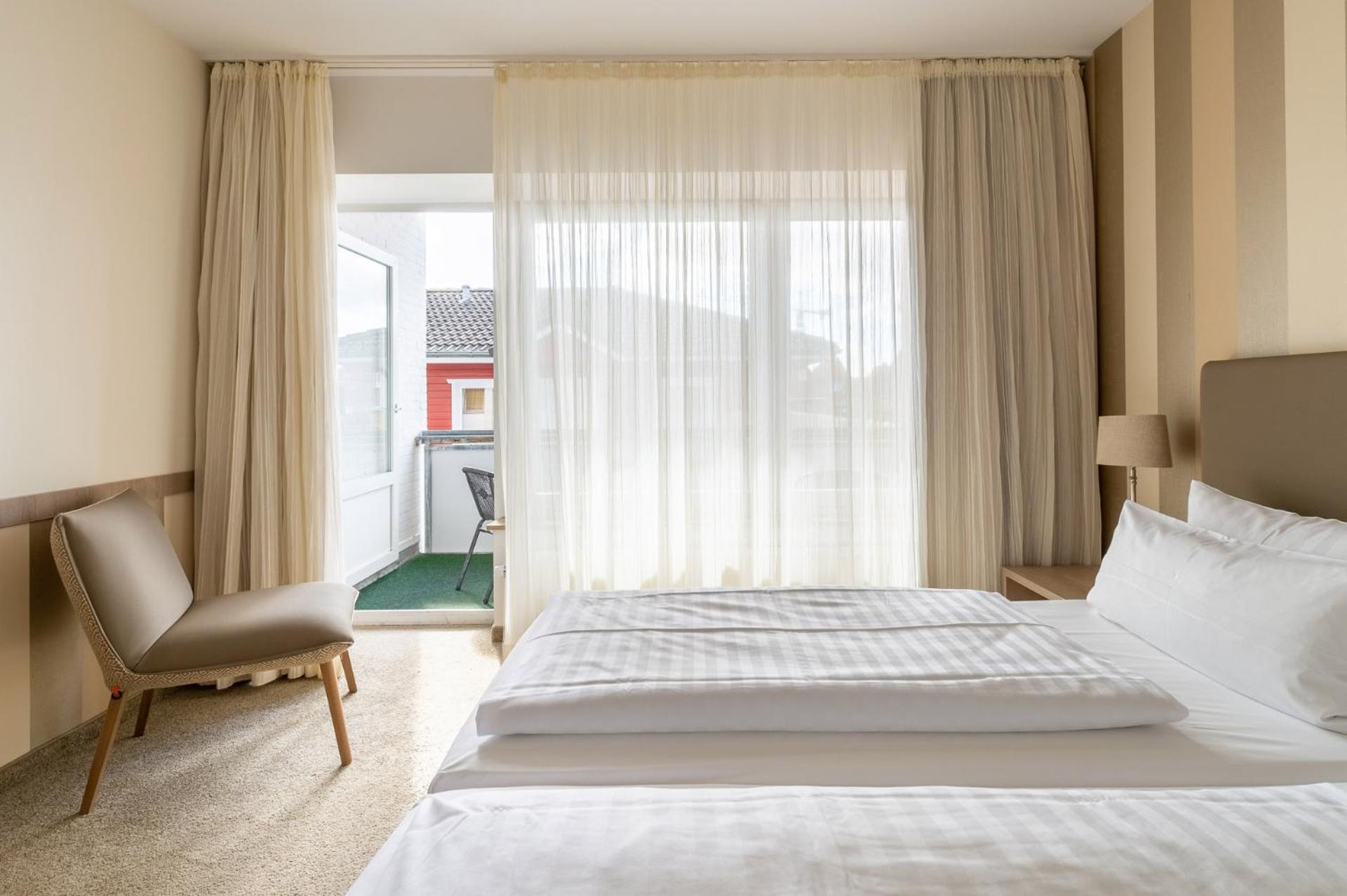 Standard Double Room thumbnail 6