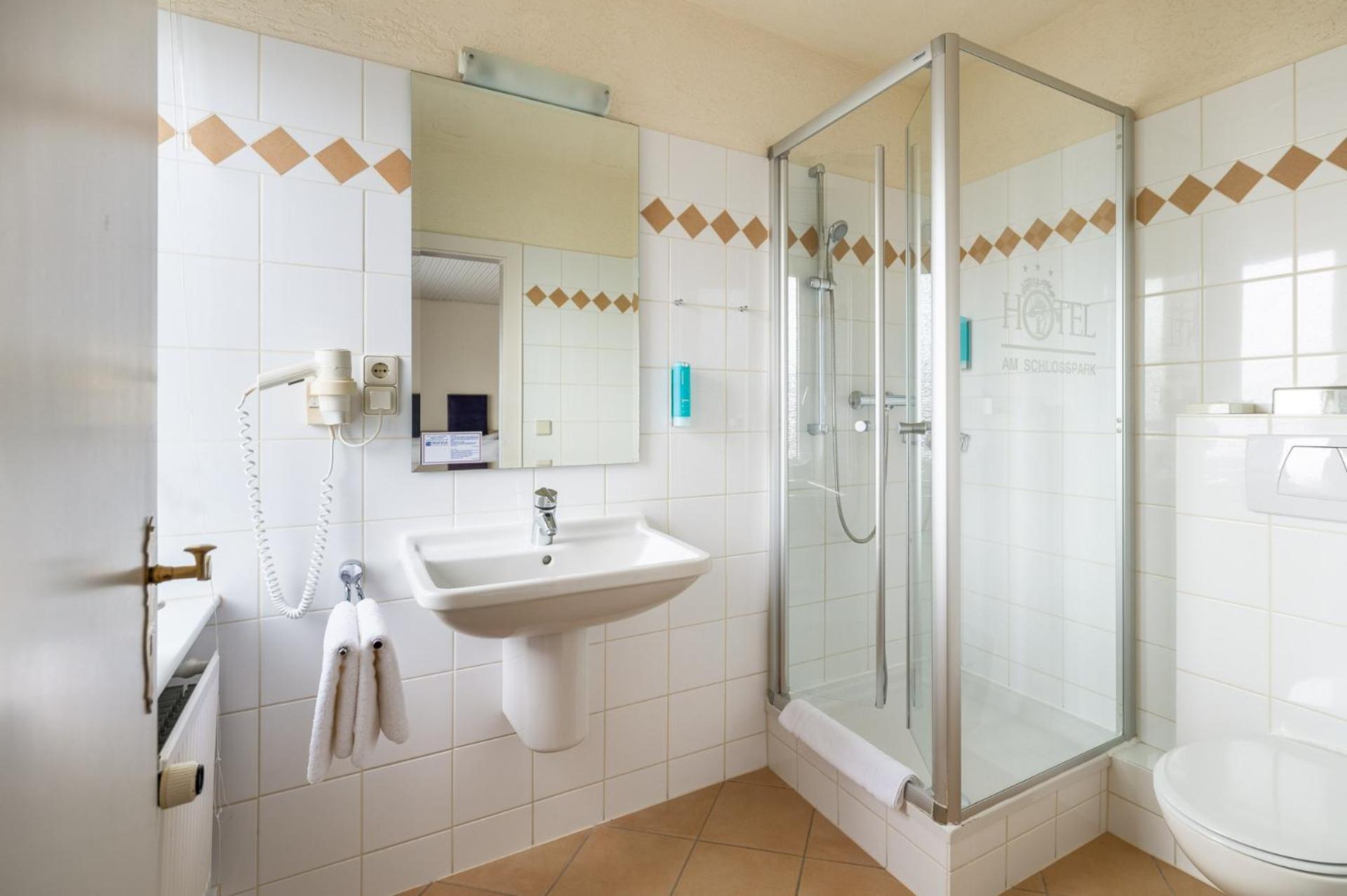 Standard Double Room - Photo 8