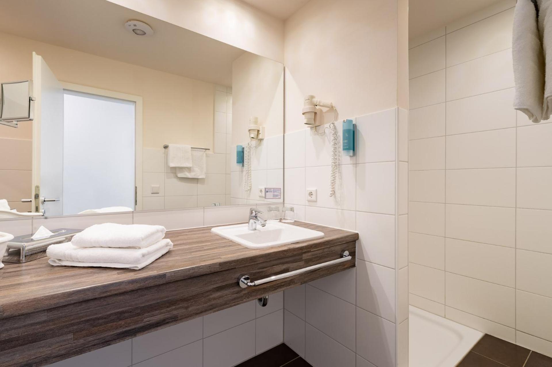 Standard Double Room - Photo 9