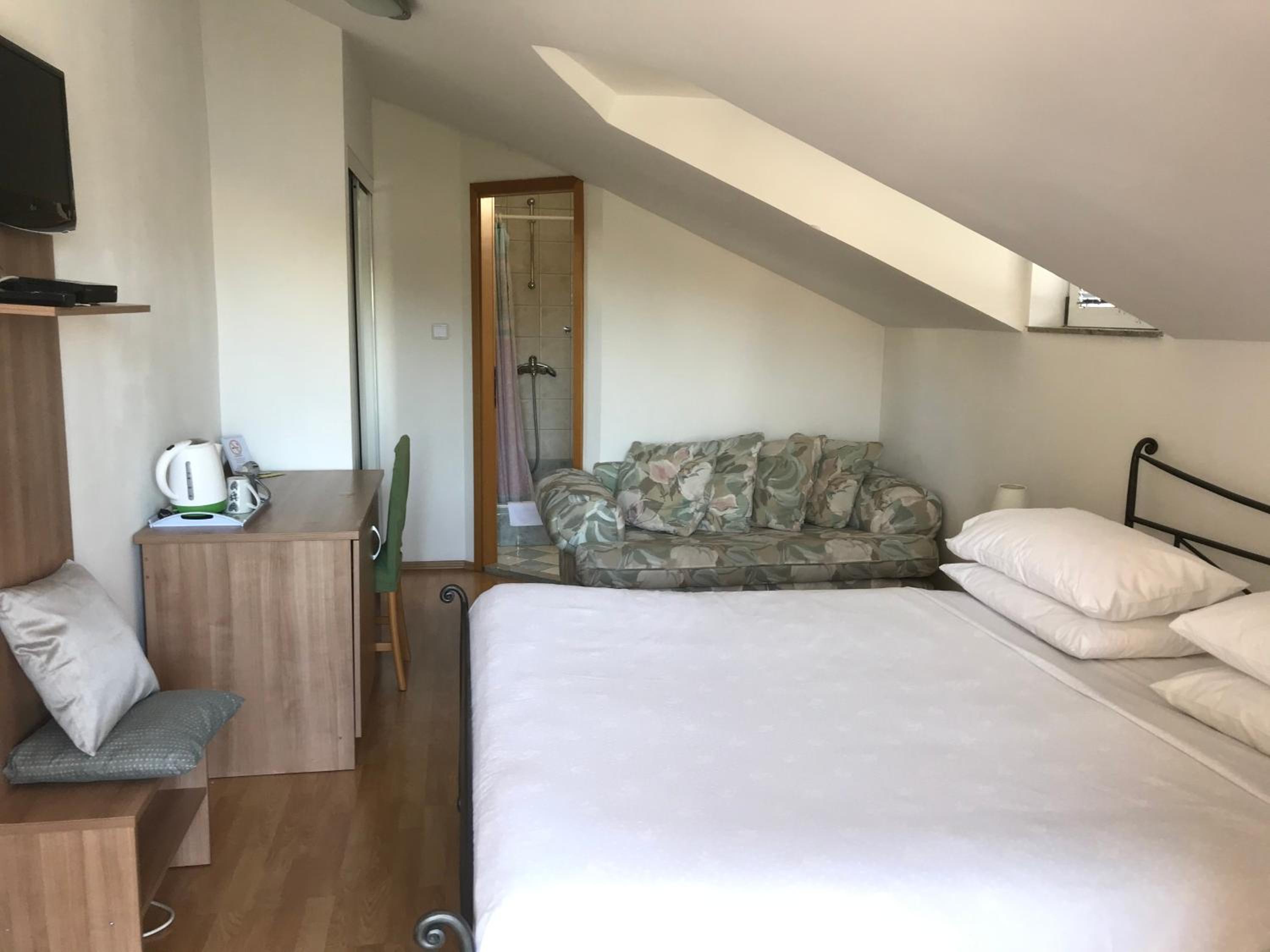 Economy Double Room photo 3