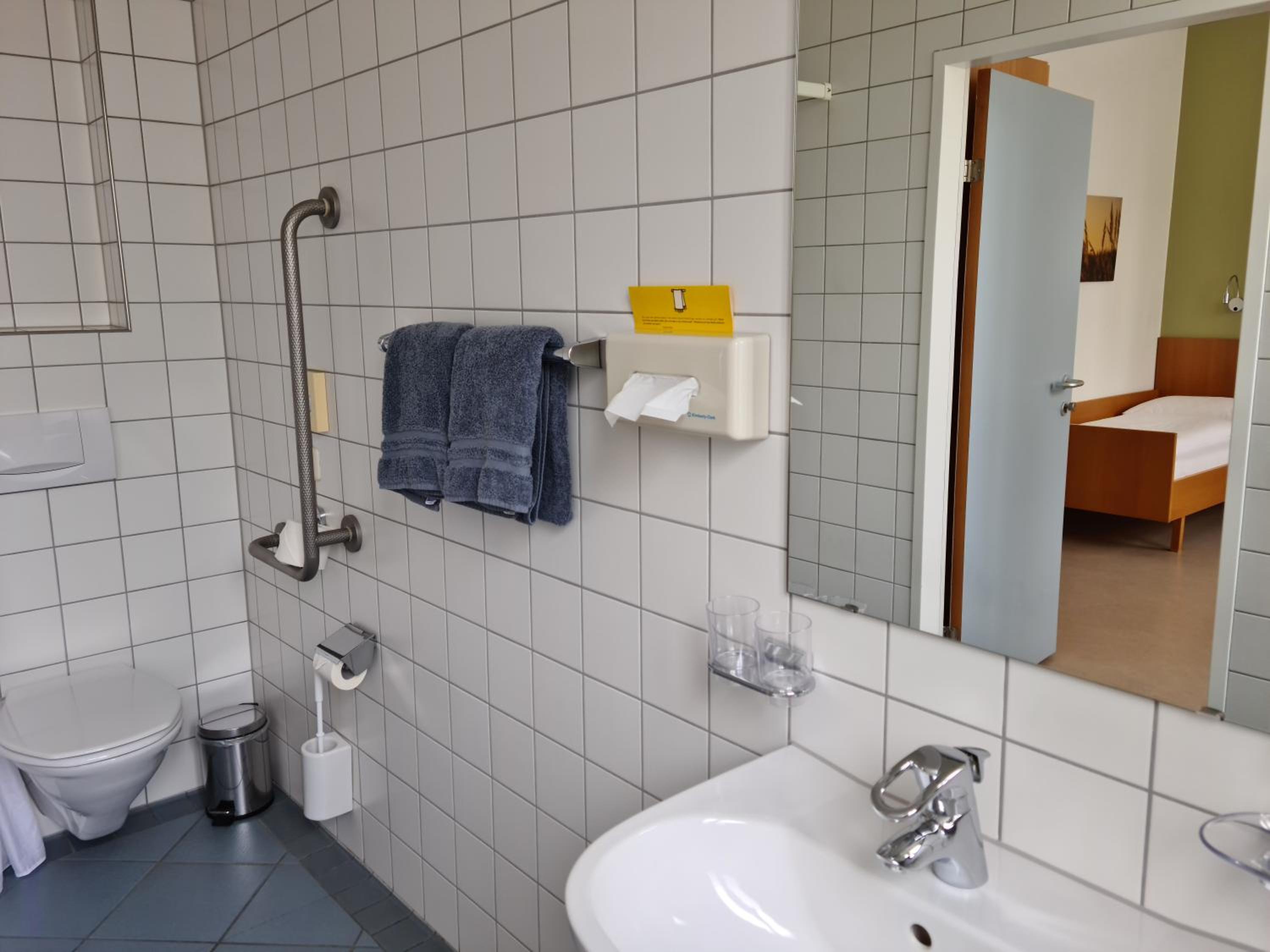 Twin Room - Disability Access - Photo 4