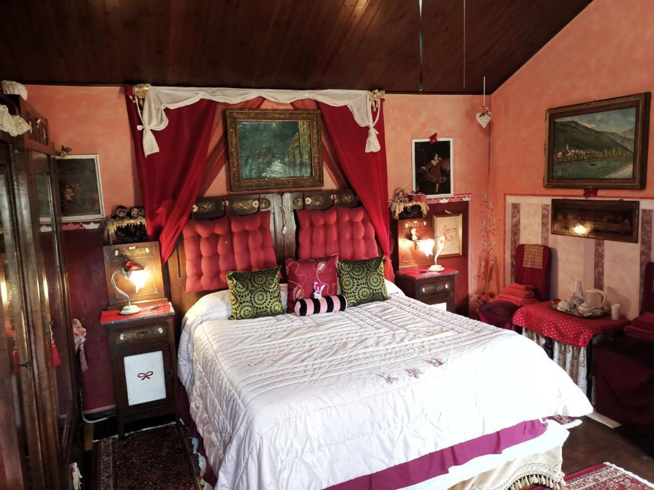 Double Room with Shared Bathroom photo 3