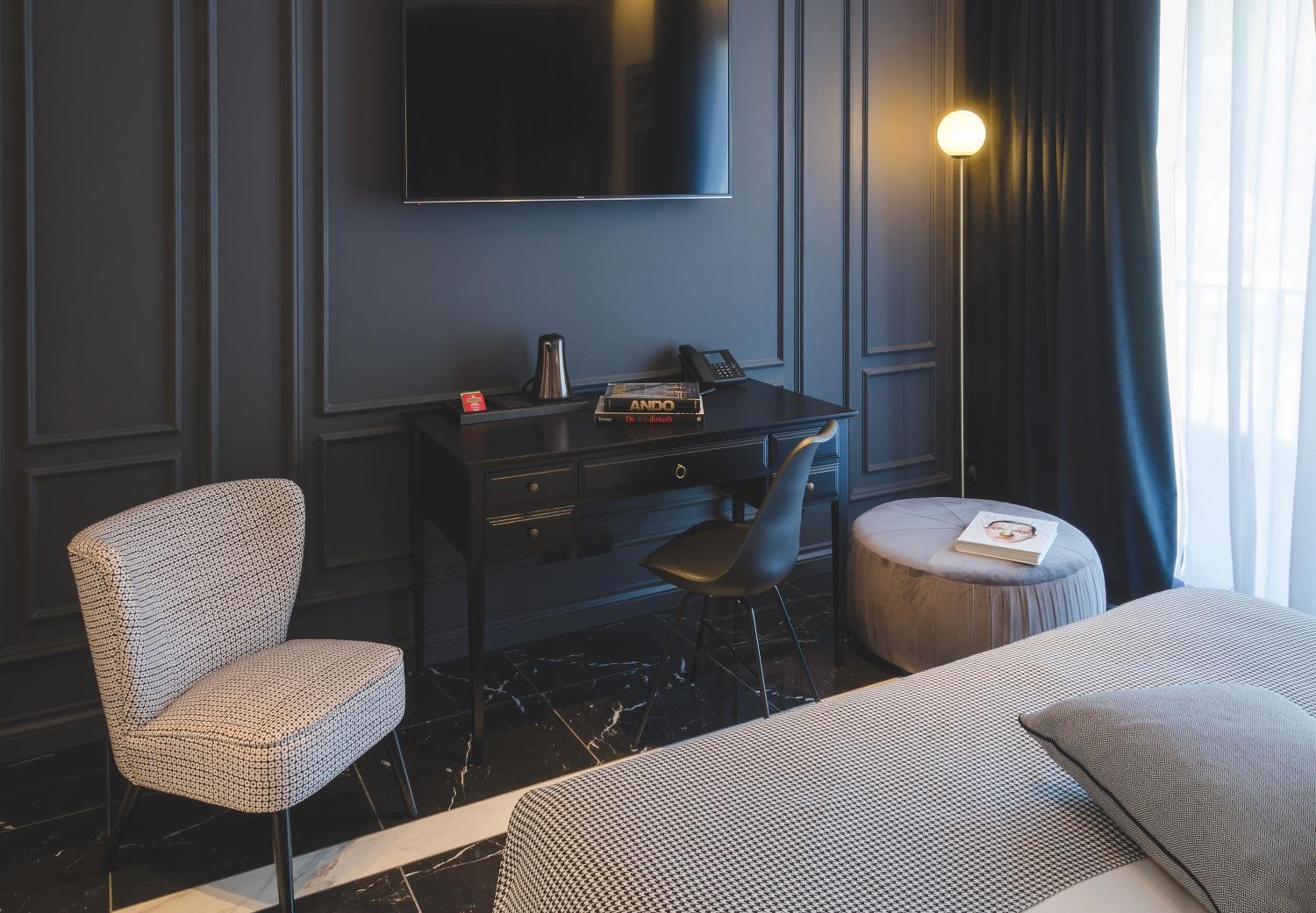 Deluxe King Room - Photo 7