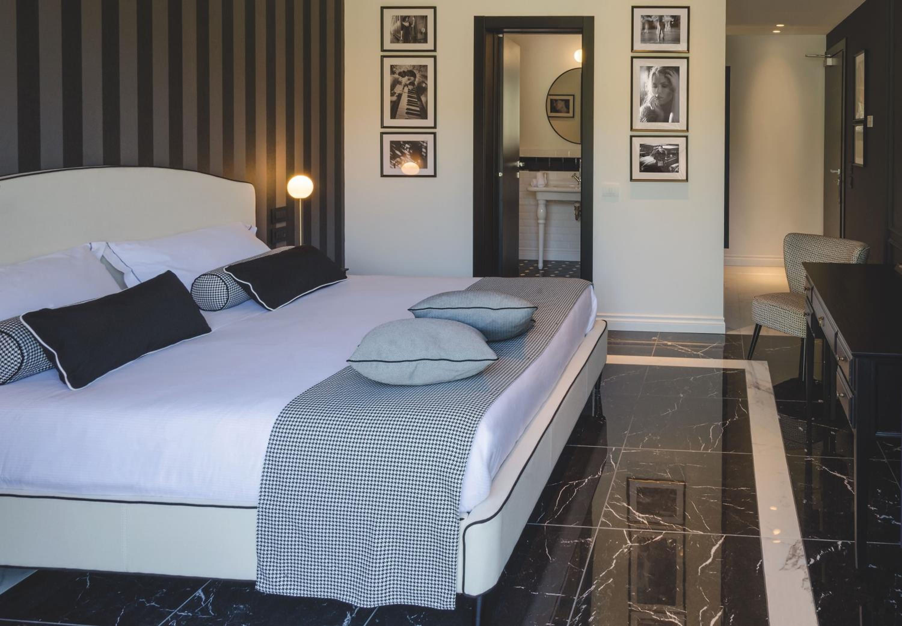 Deluxe King Room - Photo 1