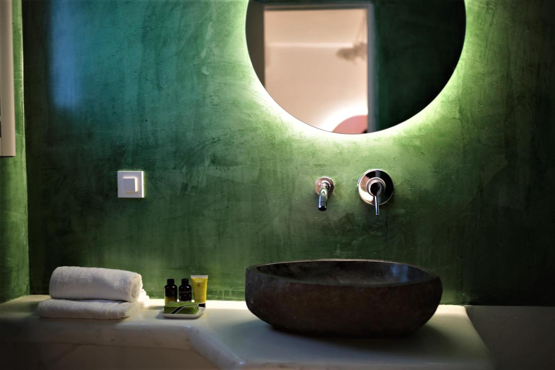 Deluxe Suite with Spa Bath photo 3