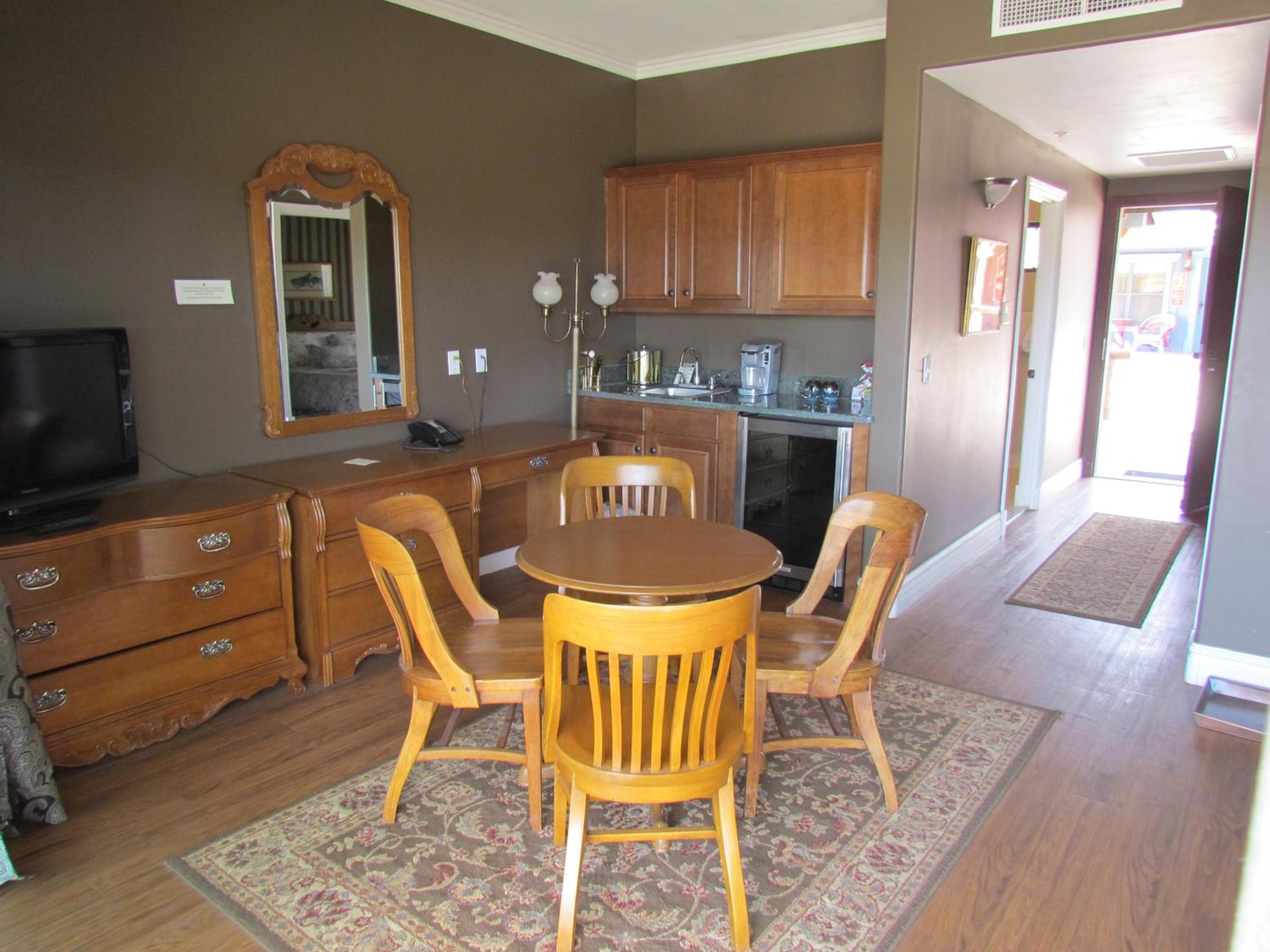 Premium King Room photo 3