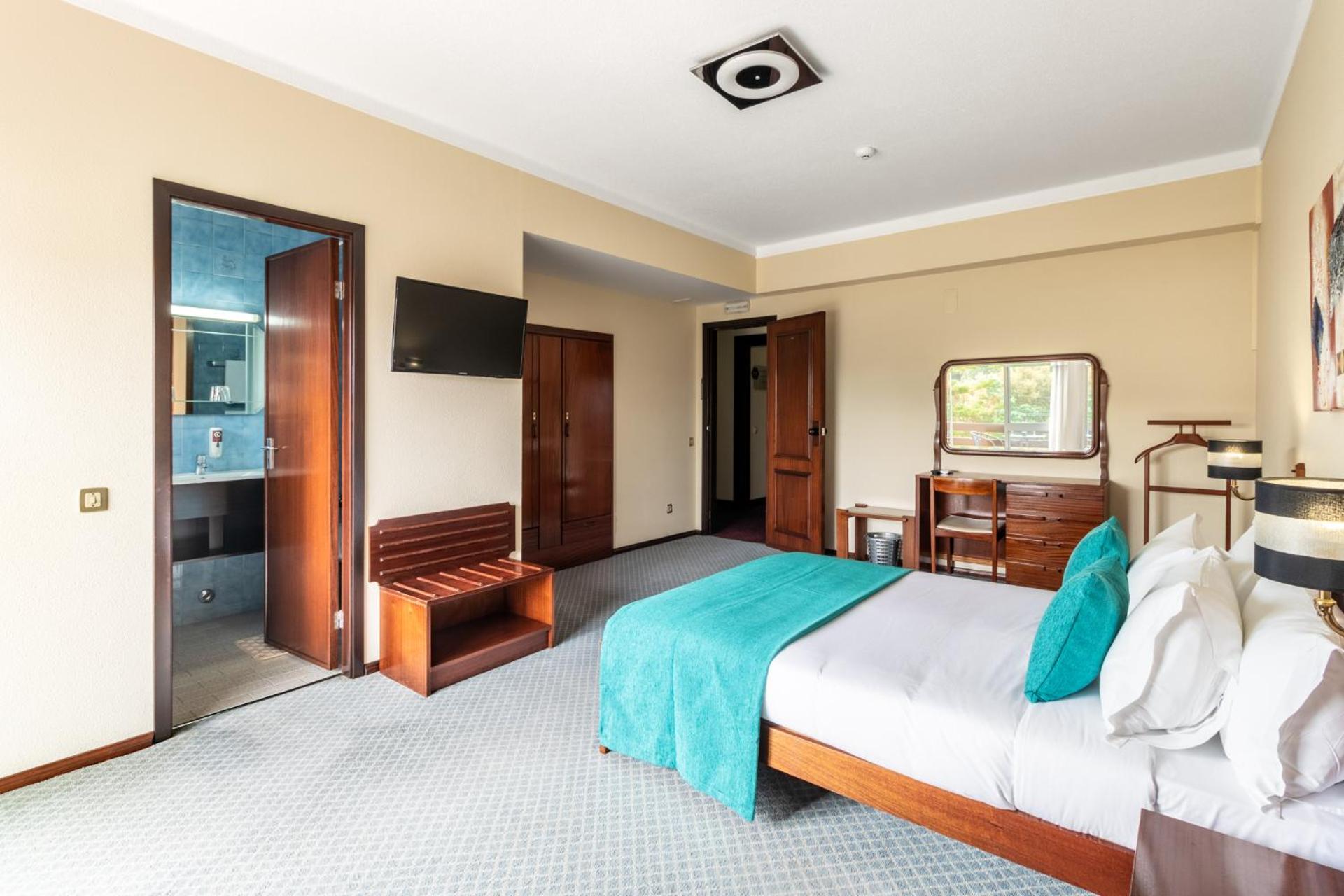 Deluxe Double Room - Photo 9