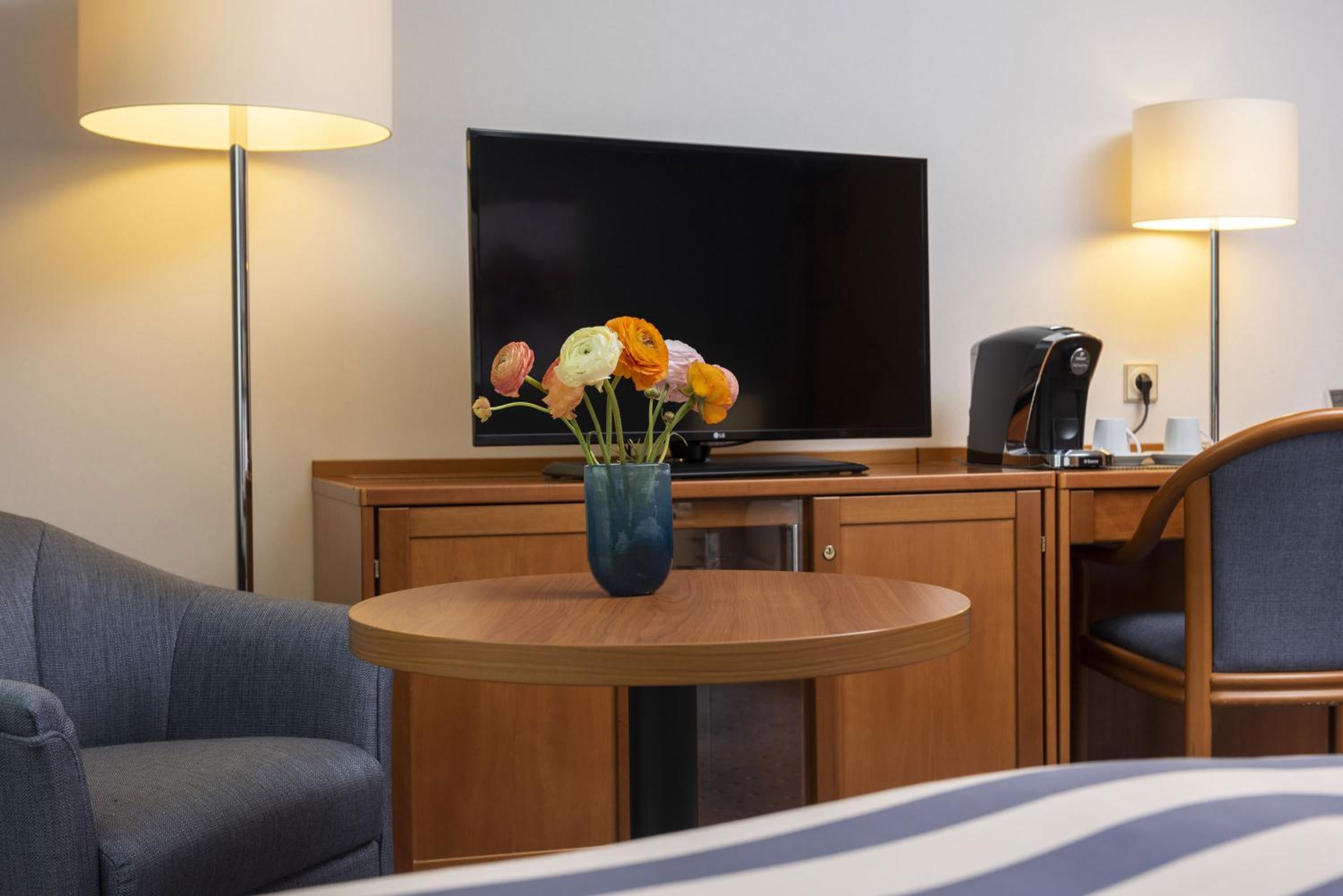 Comfort Family Room - Photo 2