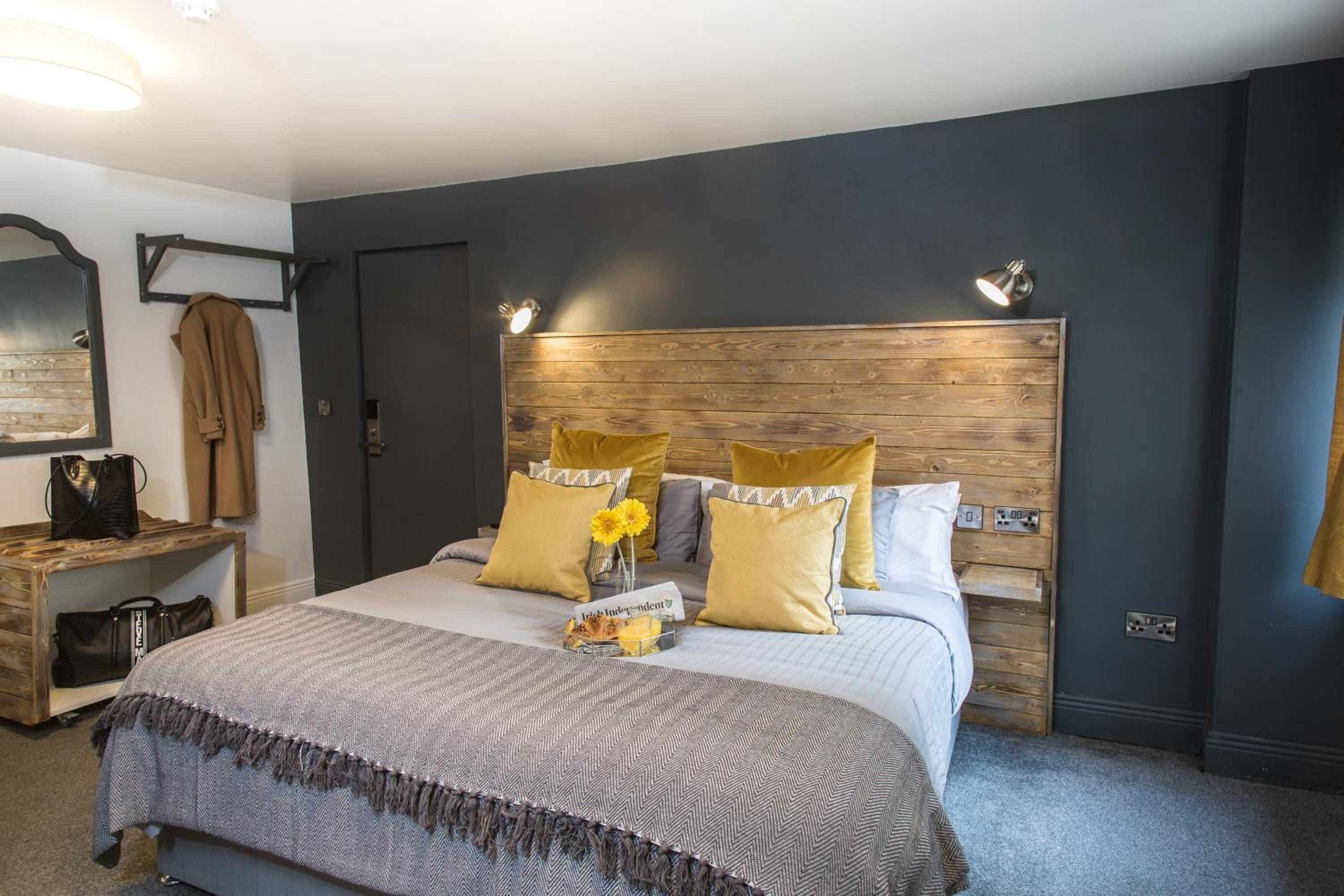 Deluxe King Suite photo 1