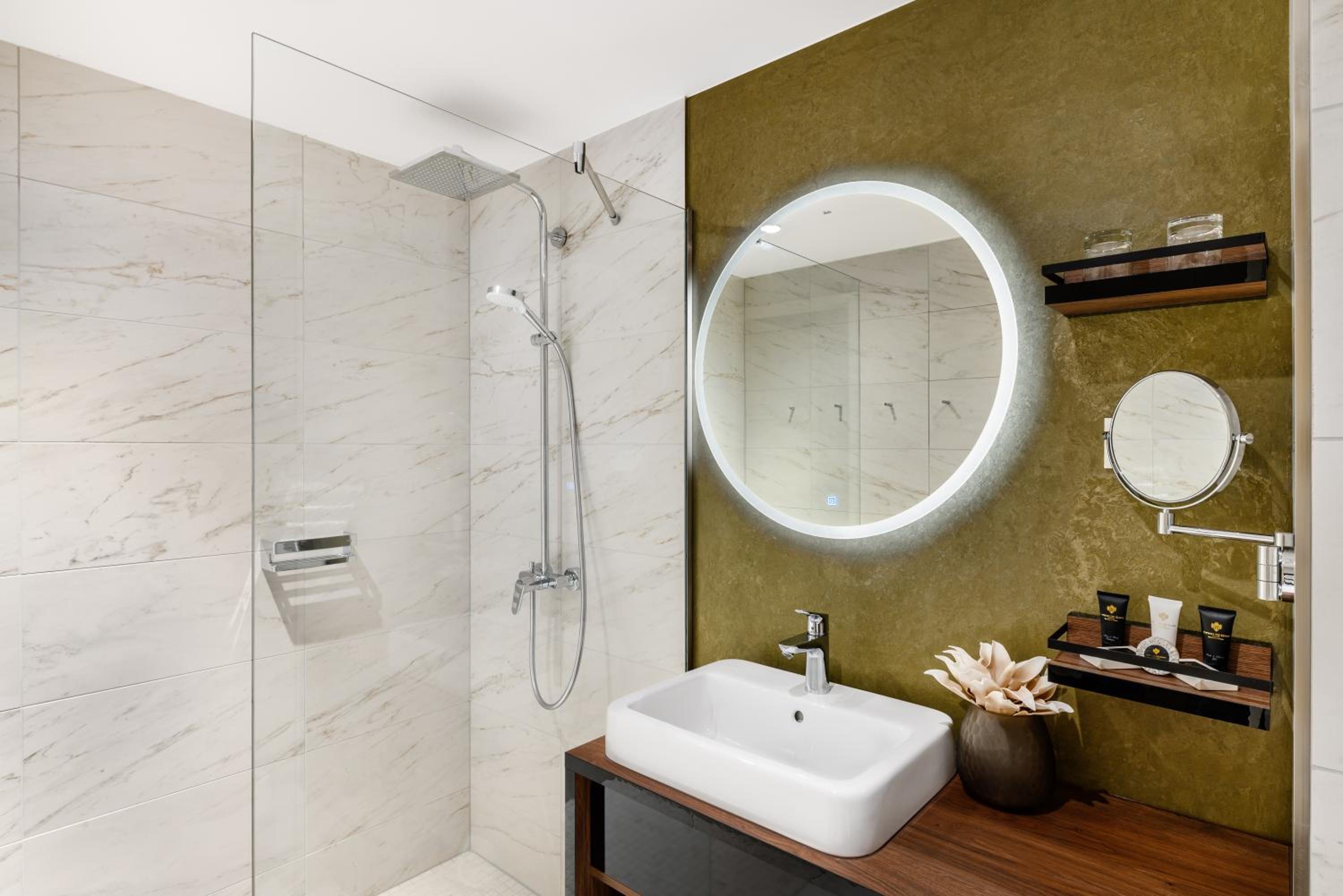 Superior Twin Room with City View photo 2