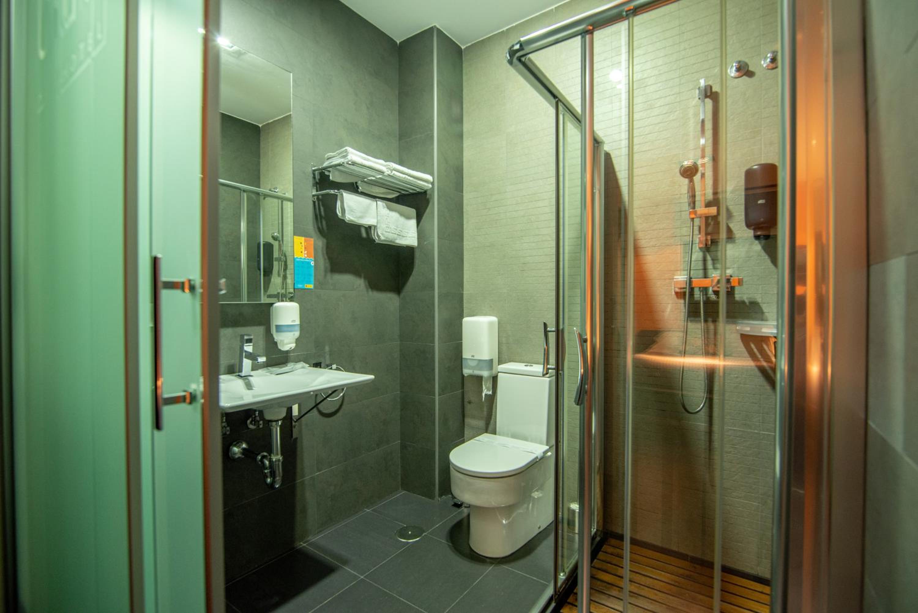 Budget Double Room - Photo 3