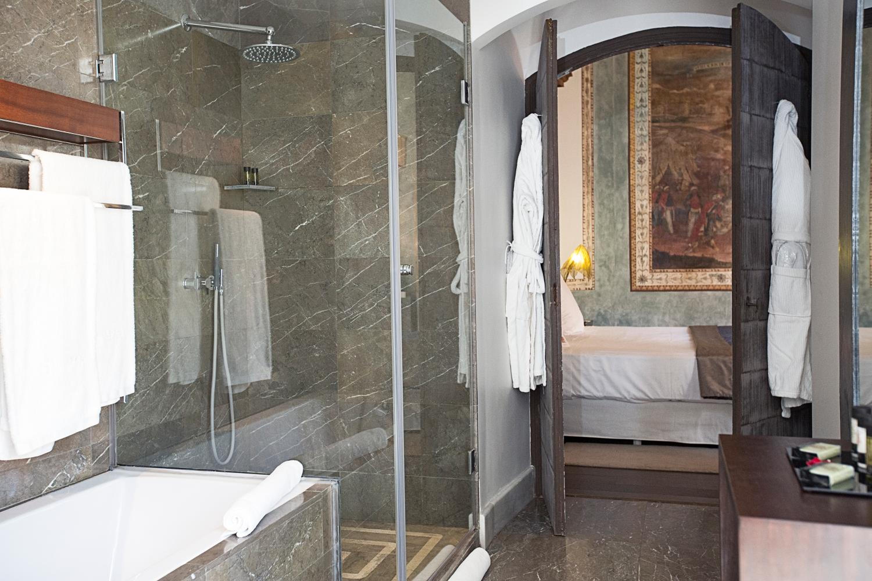 Deluxe Junior Suite - Photo 6
