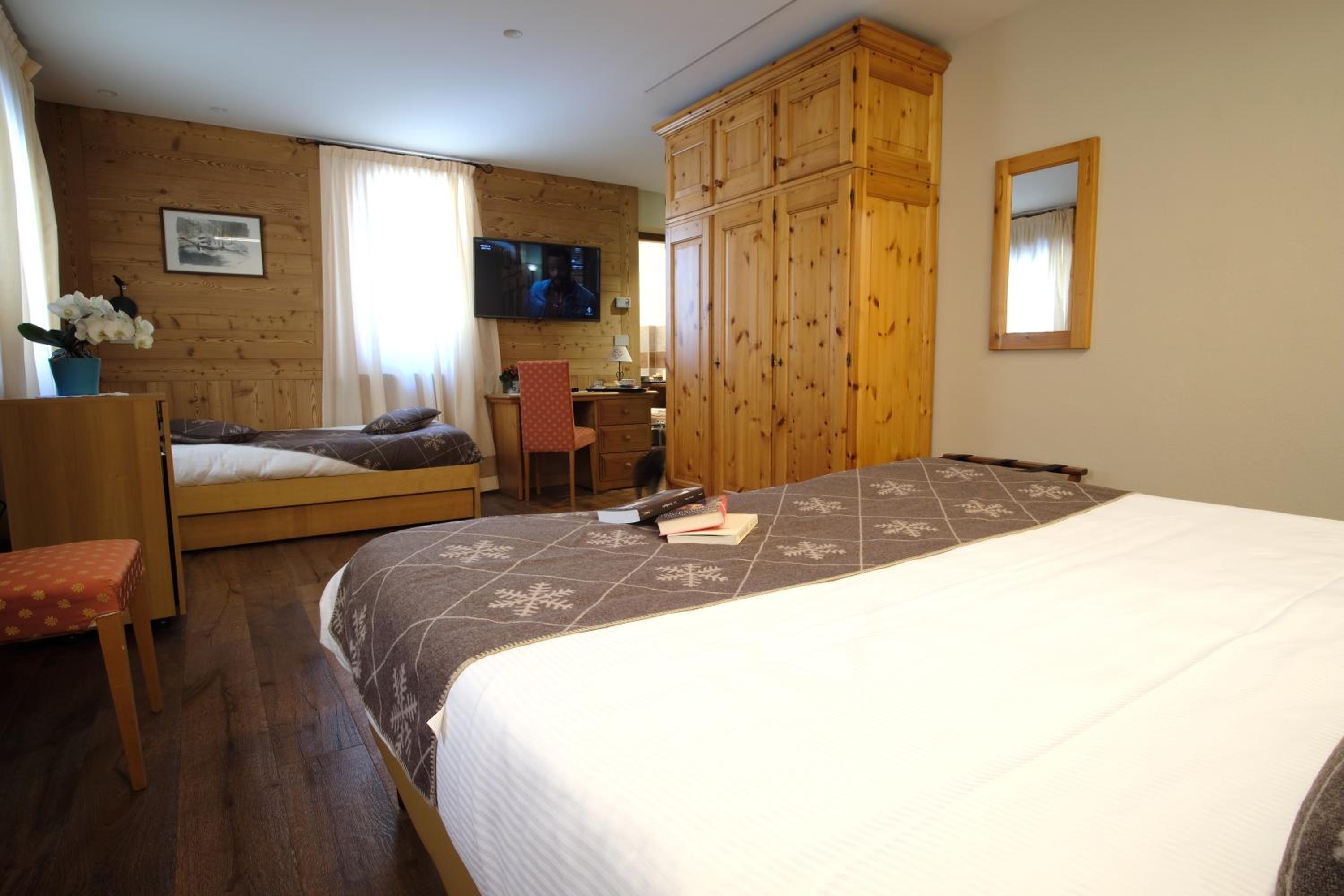 Family Room (2 Adults + 2 Children)