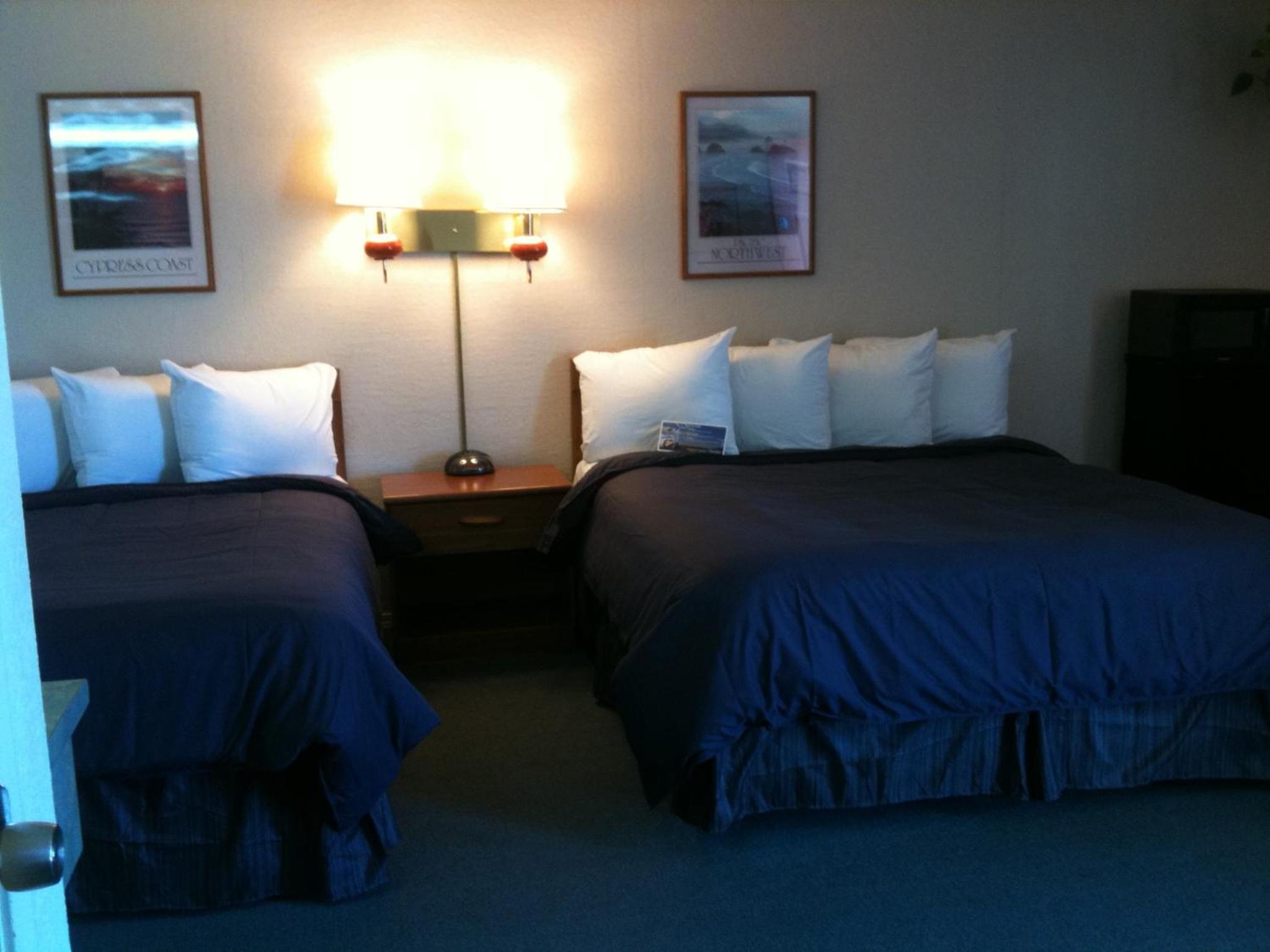 Deluxe Queen Room with Two Queen Beds - Non-Smoking photo 3