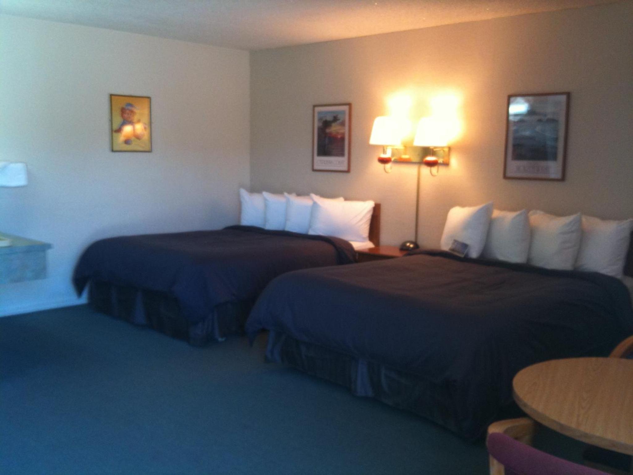 Queen Room with Two Queen Beds - Non-Smoking - Photo 3