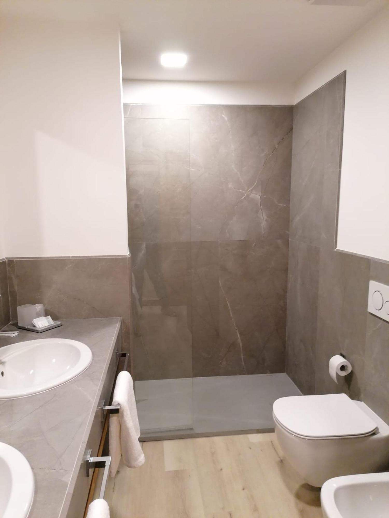 Comfort Double Room with Balcony - Photo 9