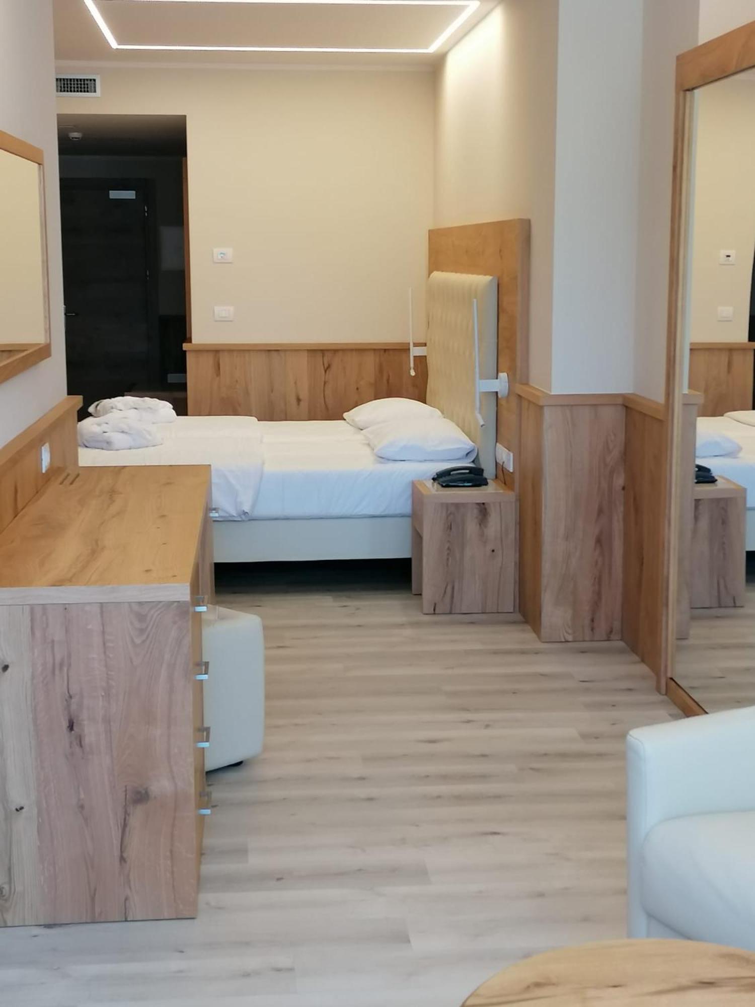 Suite with Lake View - Photo 8