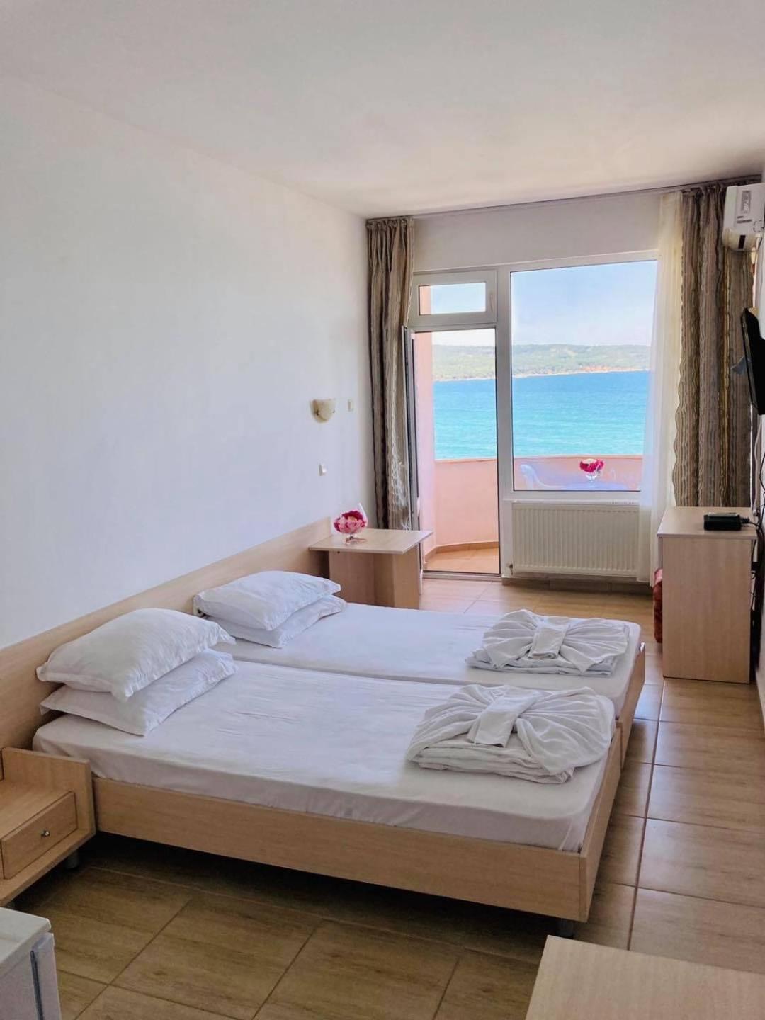 Double or Twin Room with Sea View (2 adults) - Photo 1