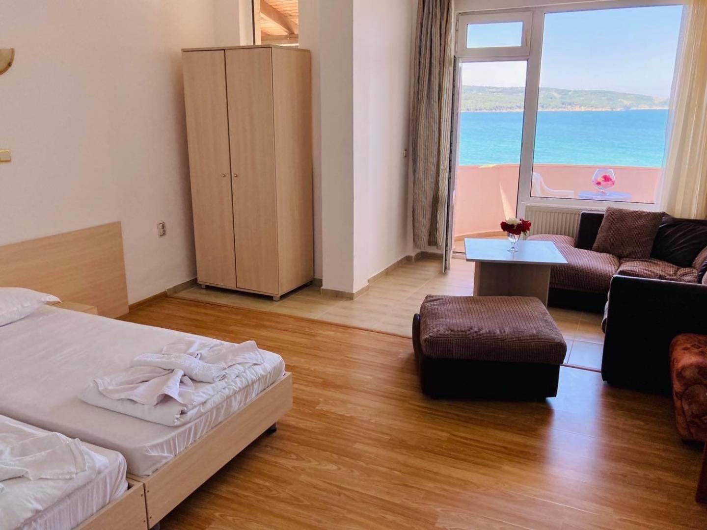 One-Bedroom Suite with Sea View (4 Adults + 1 Child) - Photo 1