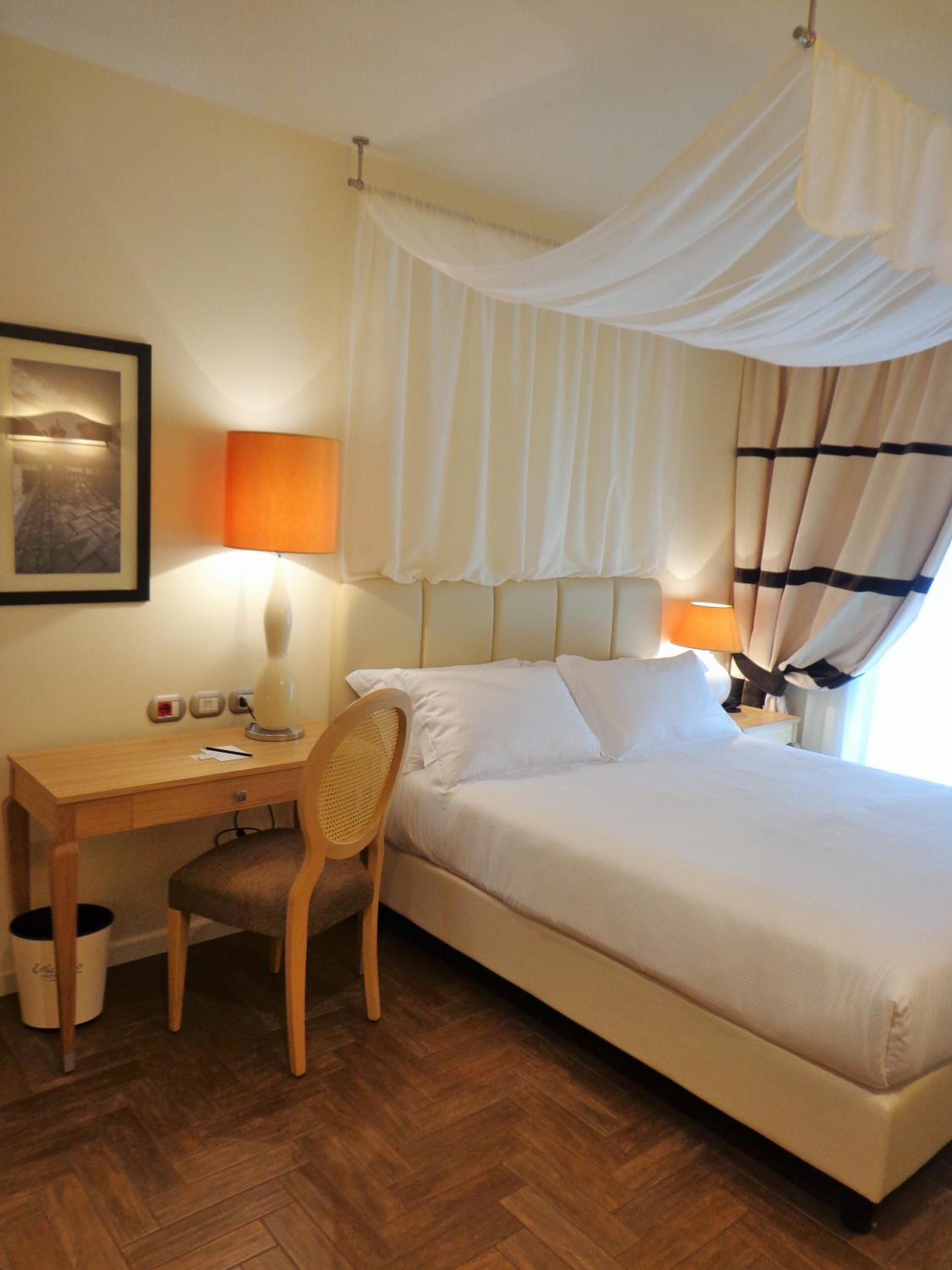 Double Room with Balcony - Photo 2