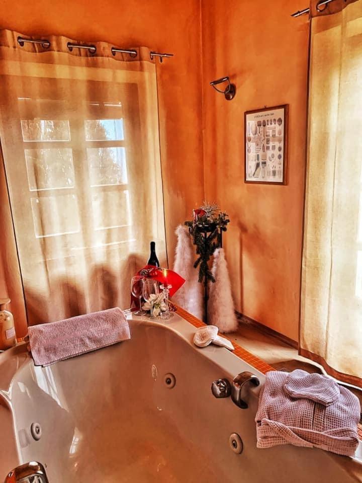 Queen Room with Pool View - Photo 9