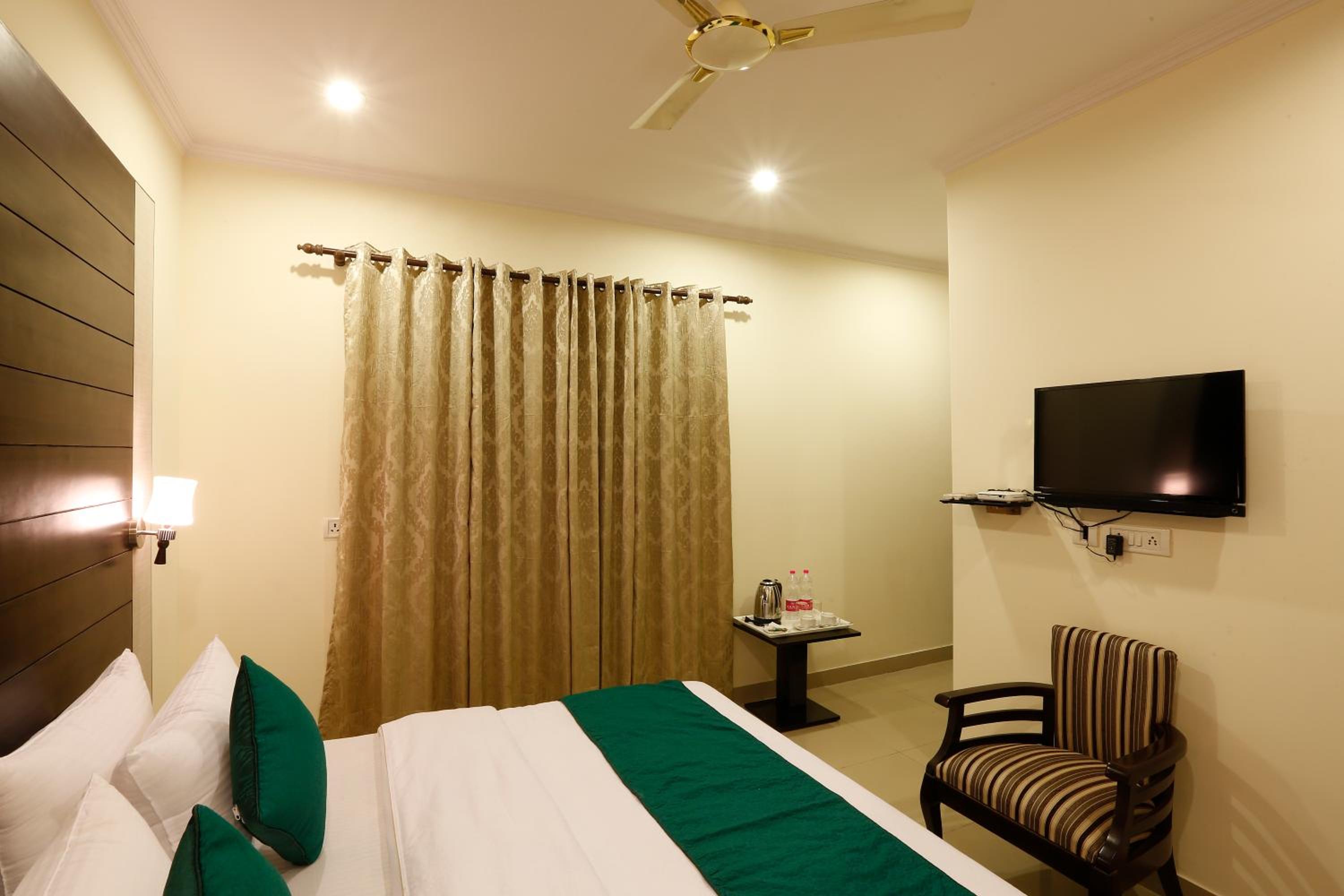 Deluxe Room - Photo 8