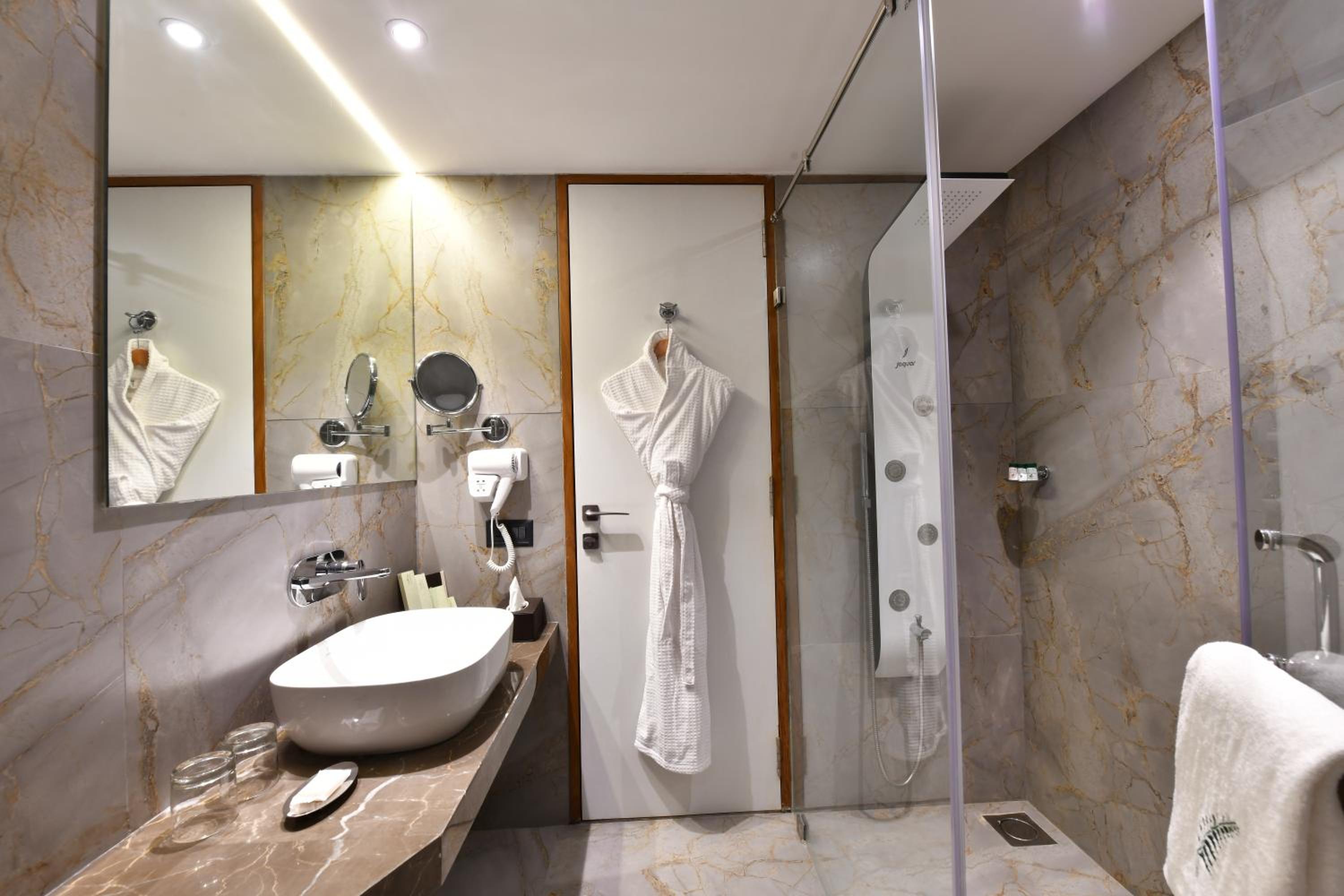 Hazel Suite - Photo 2
