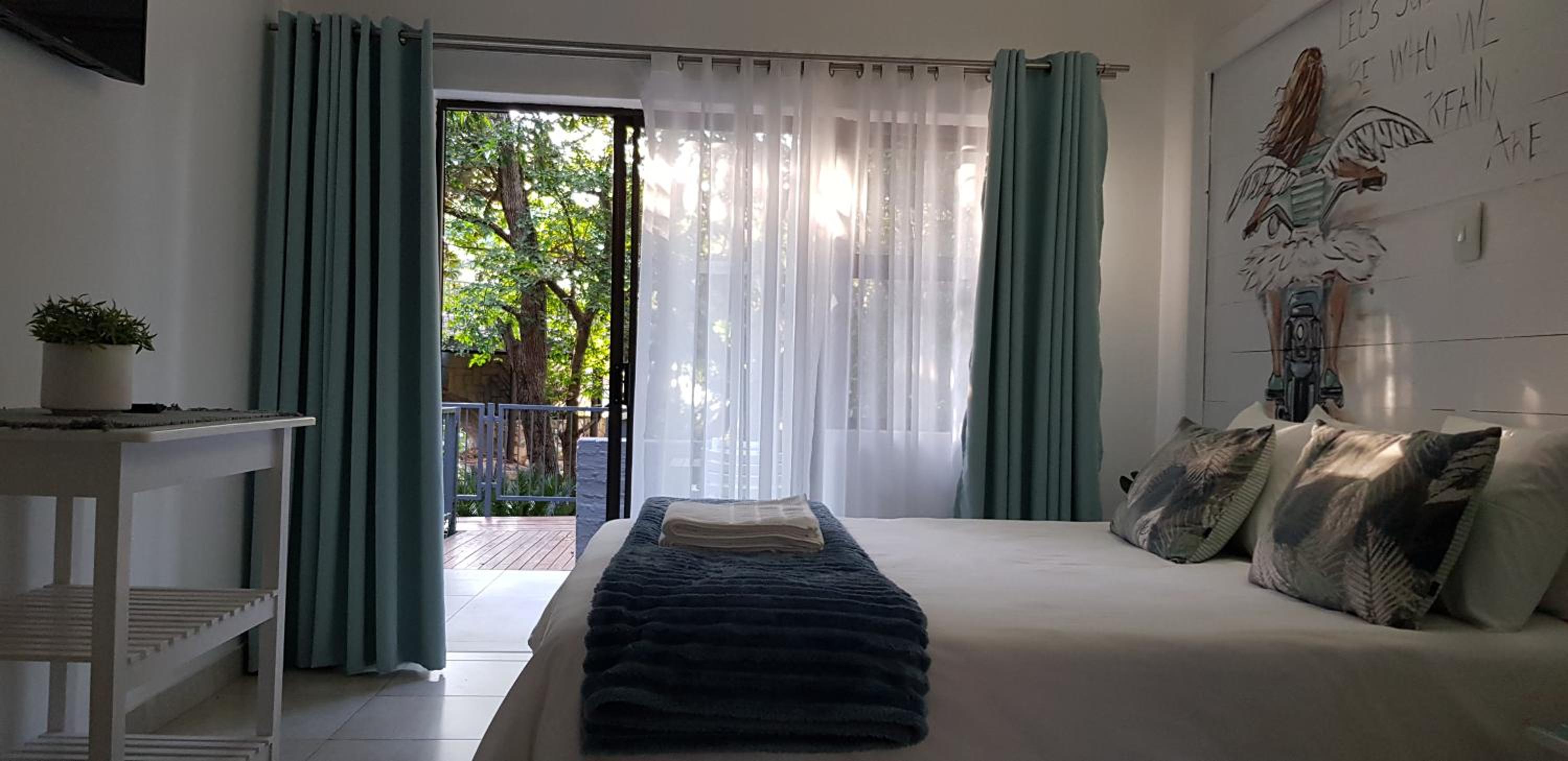 Standard Queen Room with Garden View photo 2