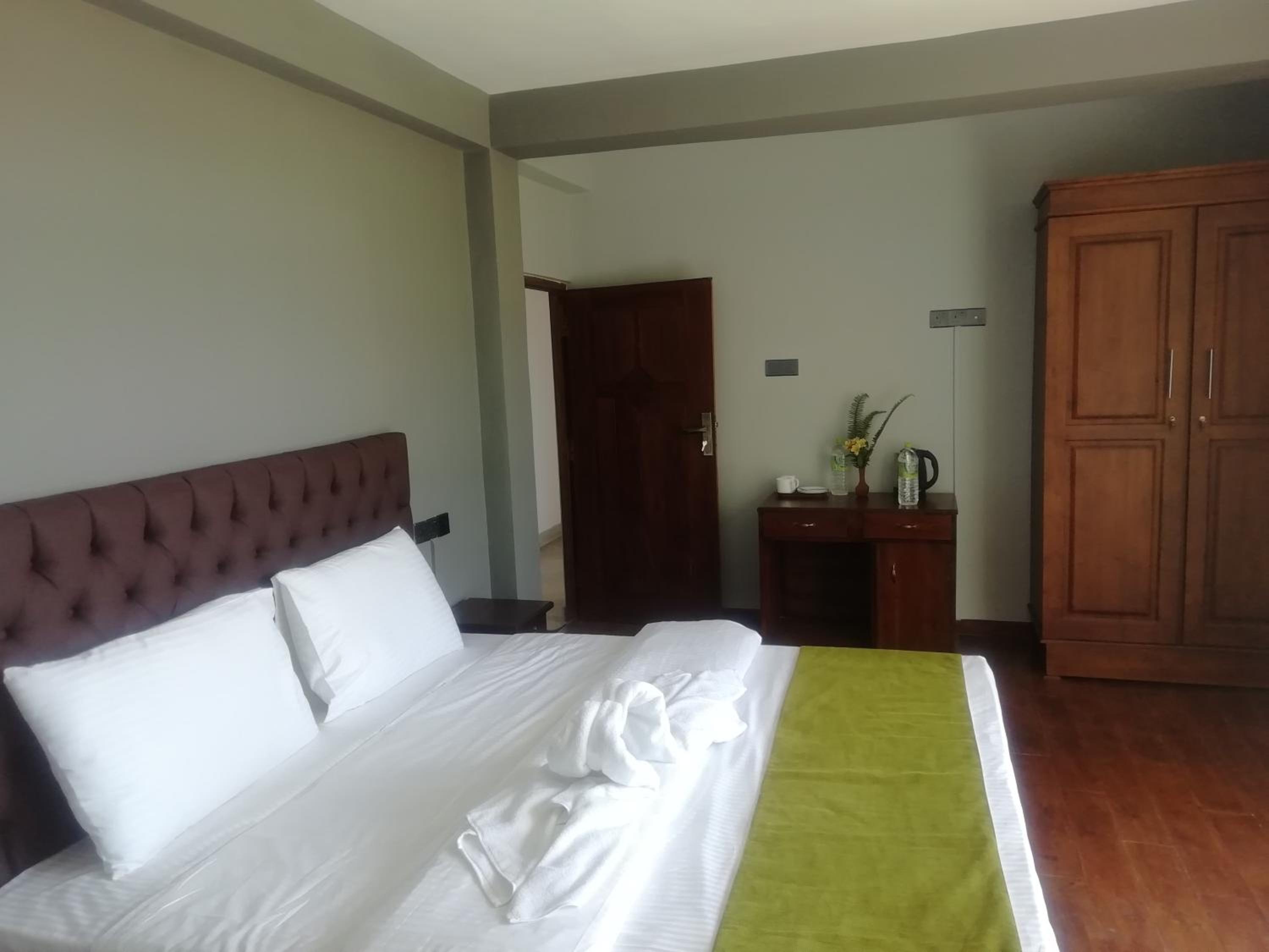 King Room with Balcony - Photo 6