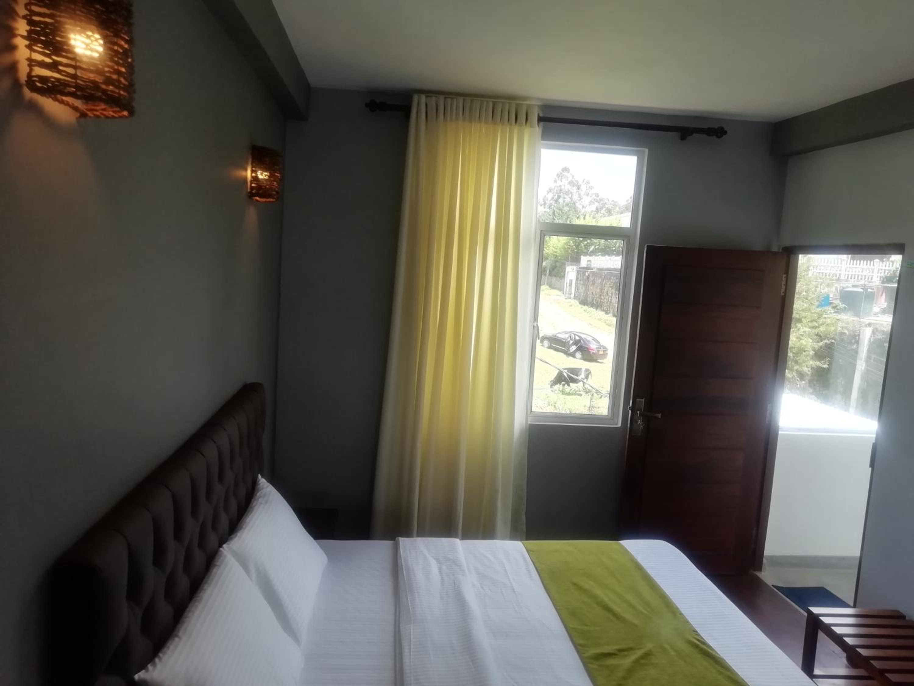King Room with Balcony - Photo 8